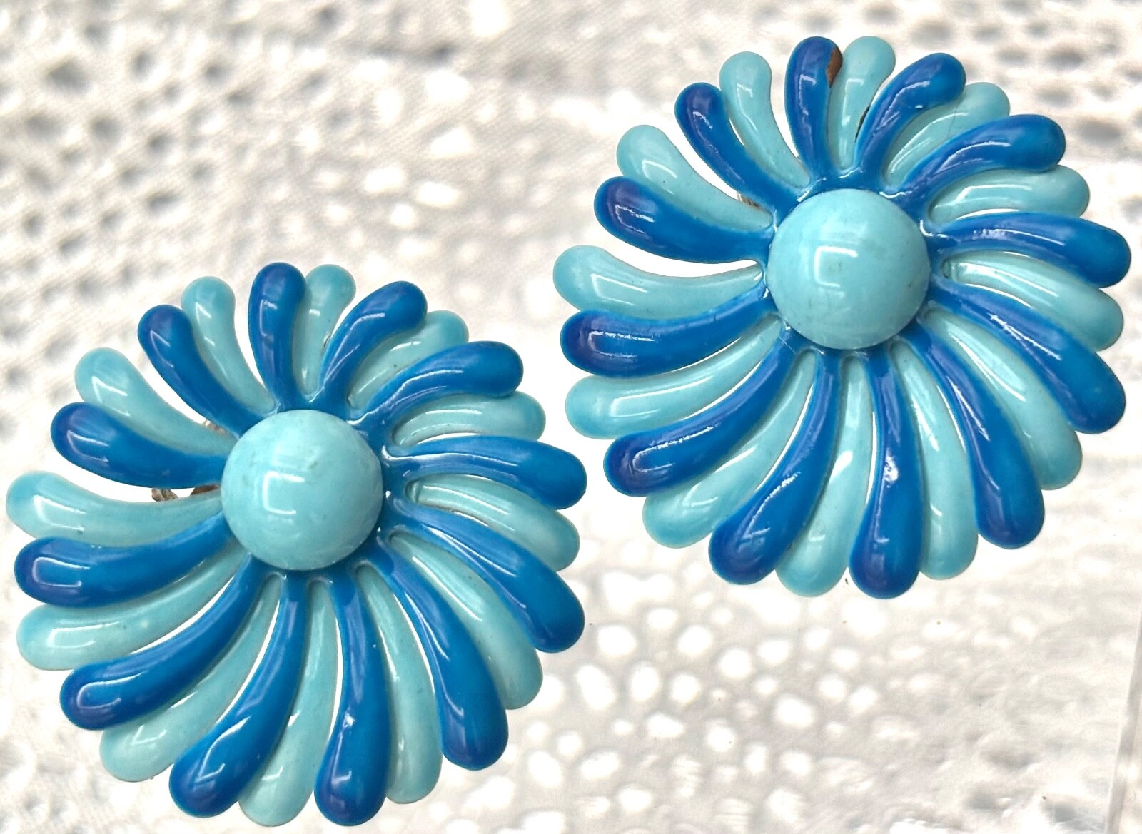Vintage metal Enamel DAISY Flower Earrings, RETRO Flower FASHION, Clip on