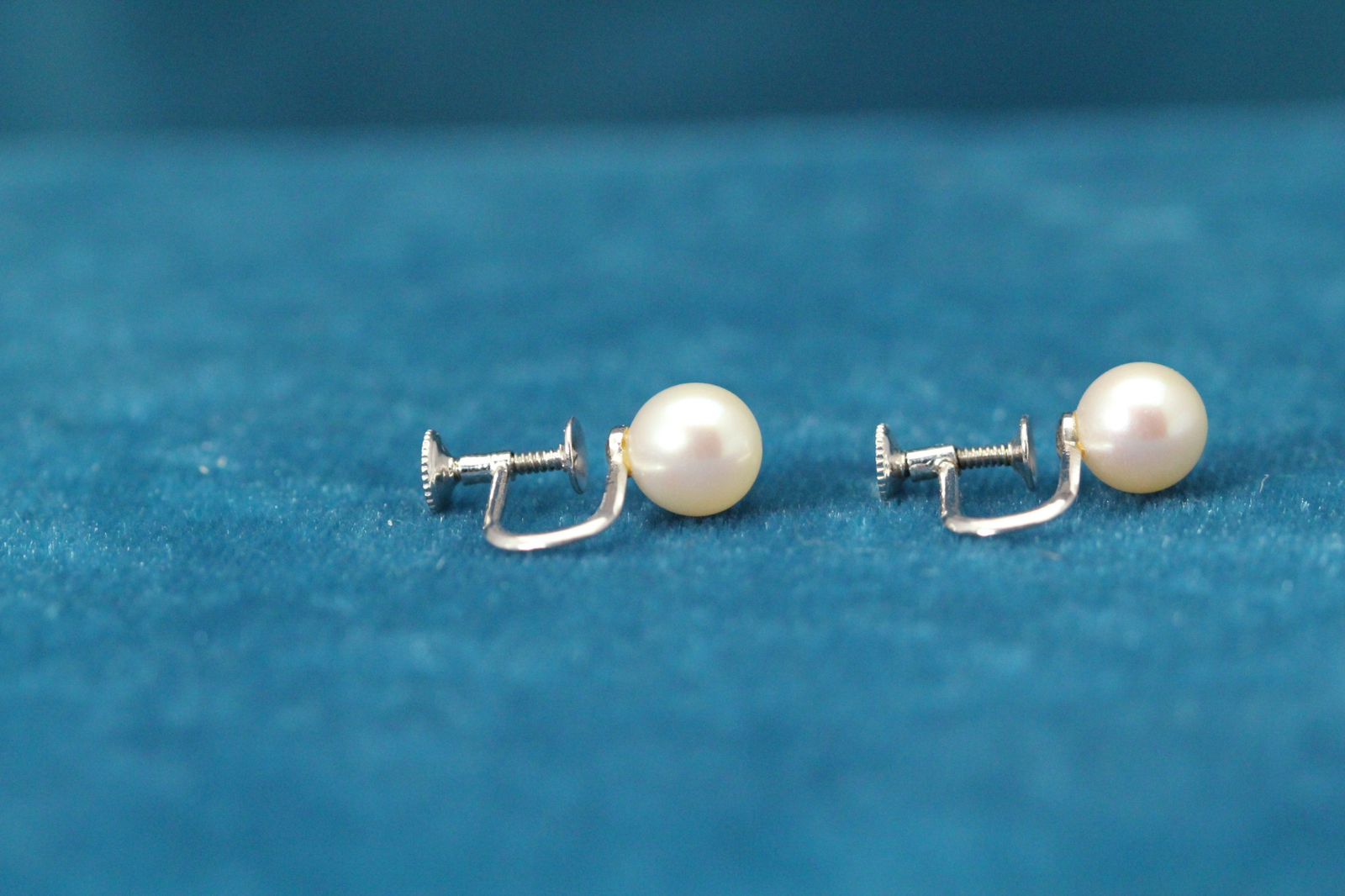 14k White Gold Vintage 7.5 mm Pearl Screw Back Earrings 2.4 Grams (EAR5438)