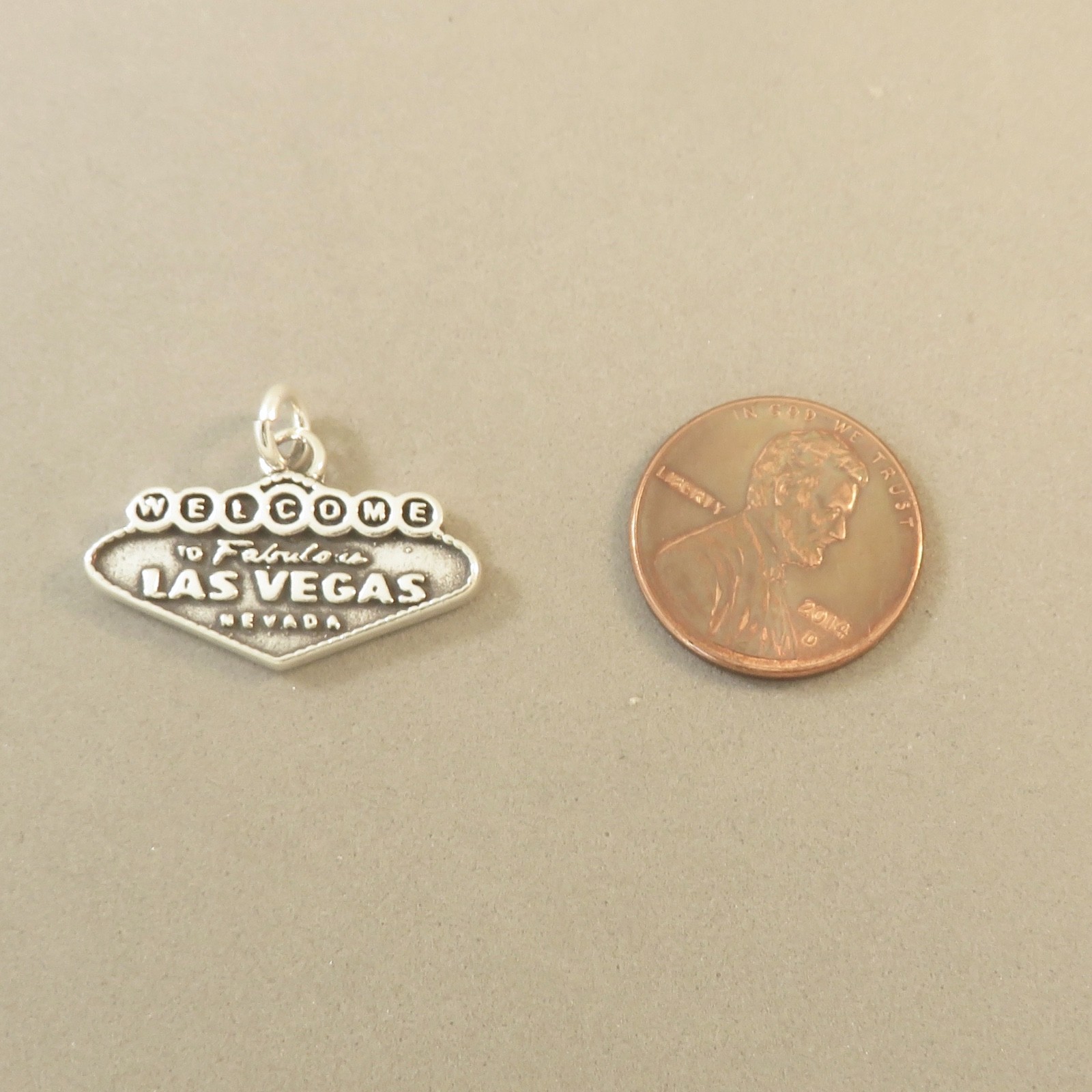 .925 Sterling Silver WELCOME to Fabulous LAS VEGAS Sign CHARM NEW NV 925 TW46