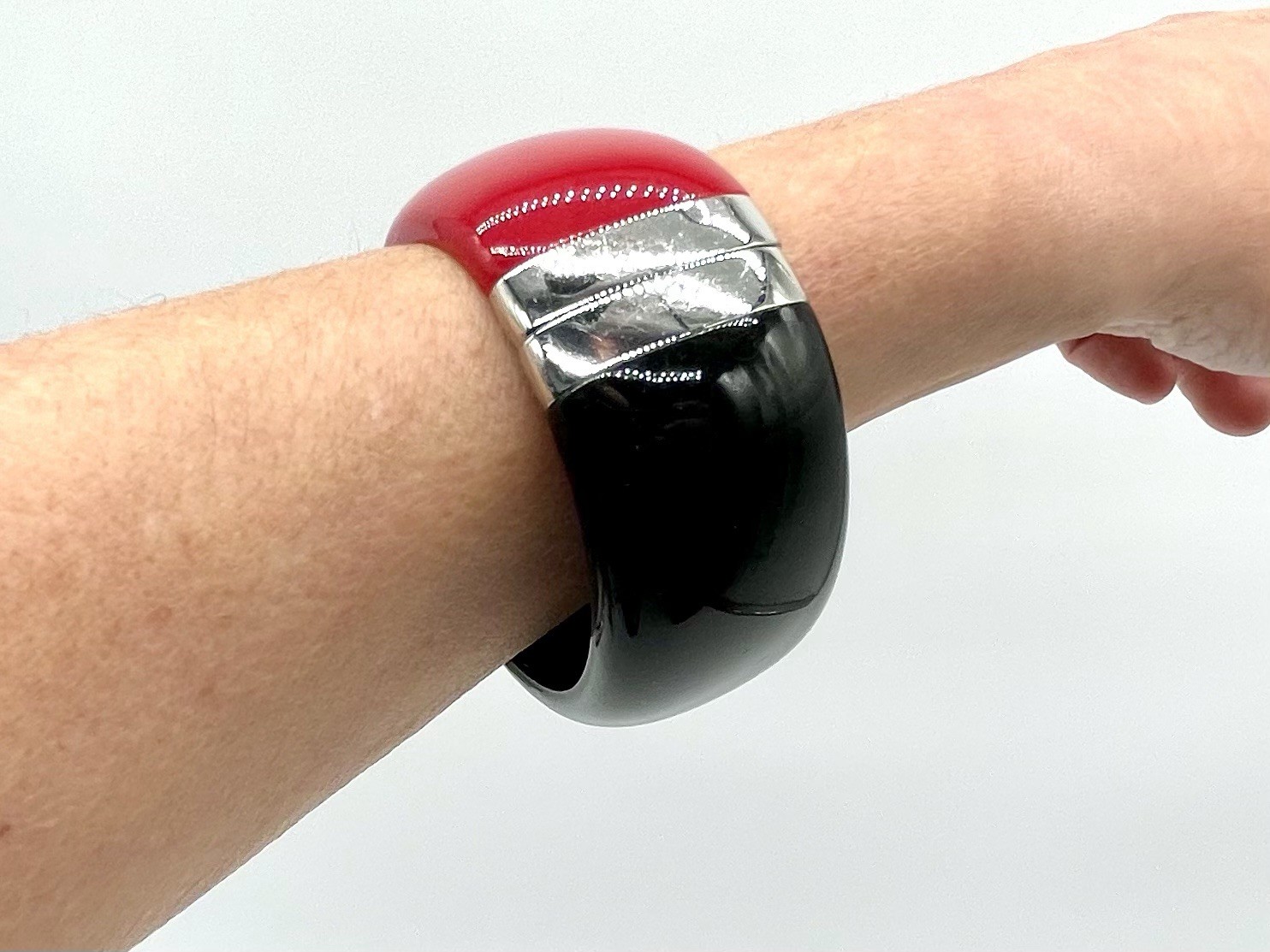 Vintage Red Black Silver Tone Acrylic Hinged Clamper Bangle Bracelet 1 1/4″ Wide