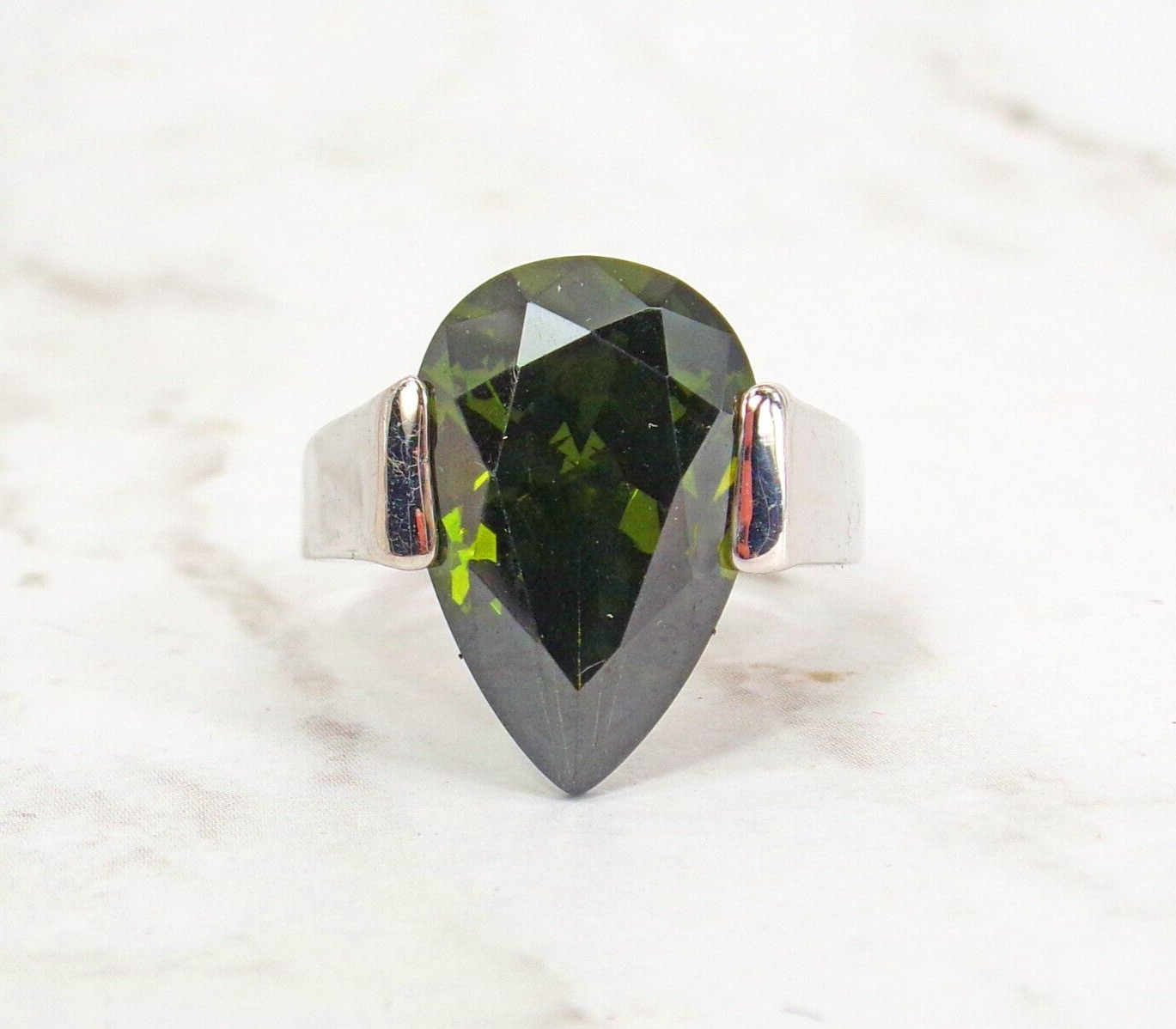 Green teardrop cubic zirconia stone ring in a silver setting Size 7 New