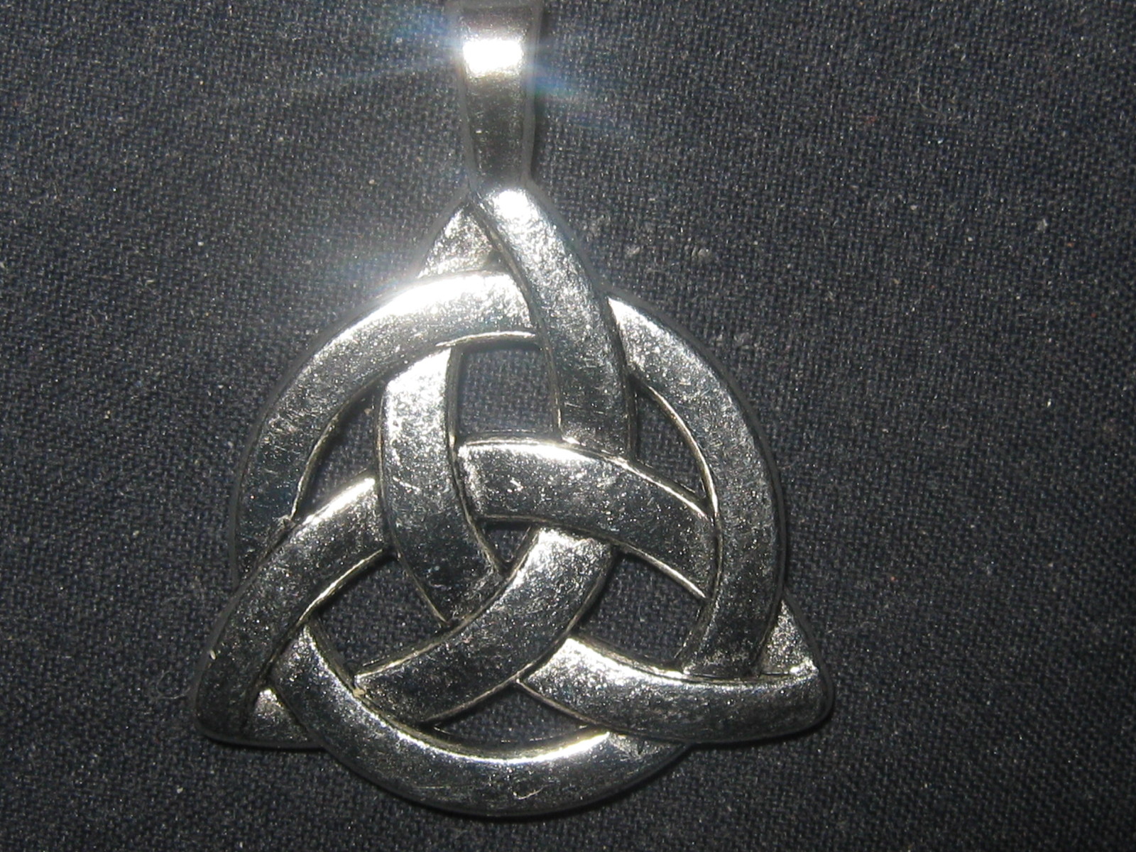 SILVER TONE IRISH IRELAND CELTIC KNOT TRIQUETRA PENDANT CHARM NECKLACE