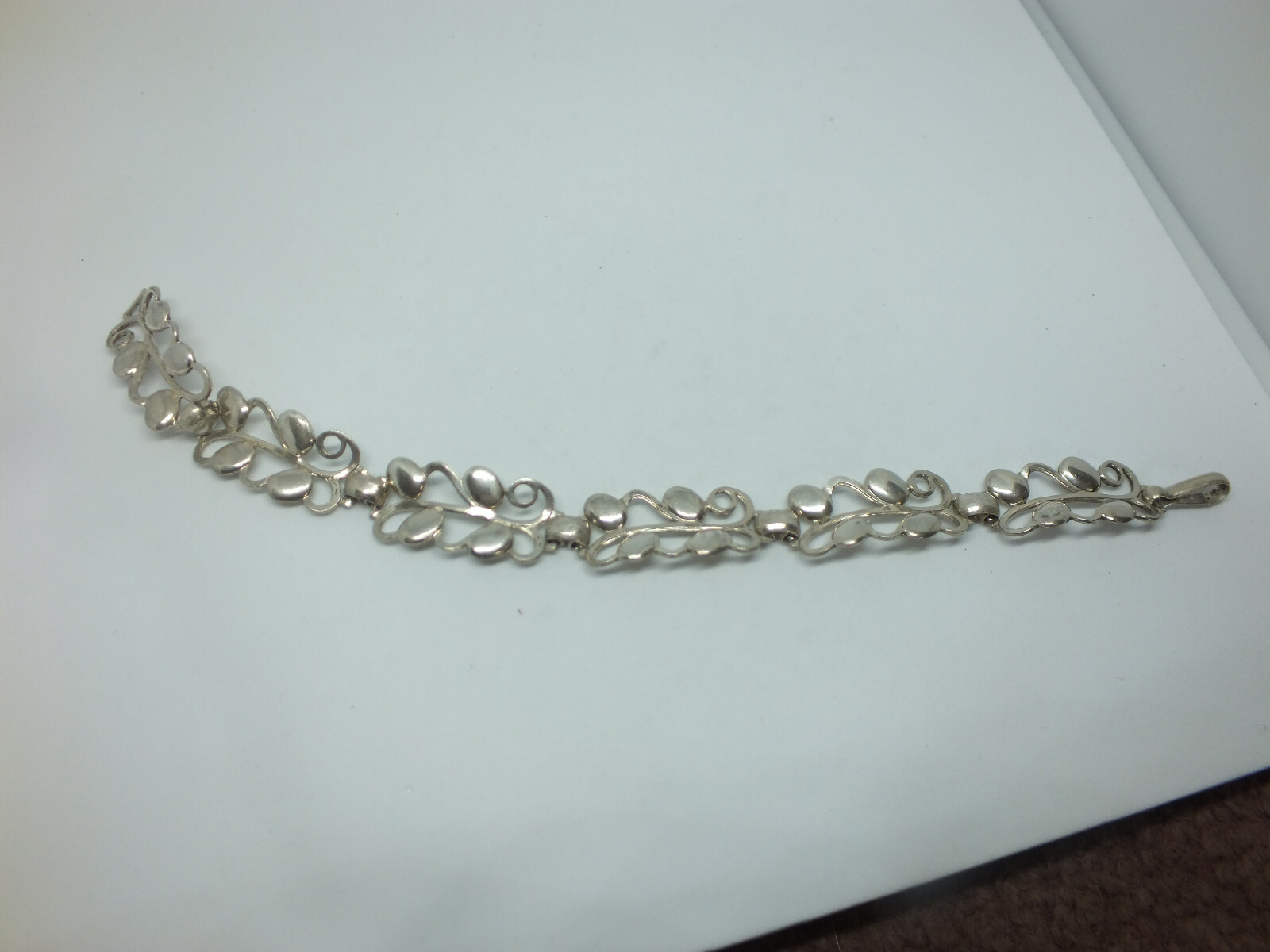 Beautiful Clasp Bracelet Silver Tone 1/2″ Wide x 7 1/2″ Long UNIQUE