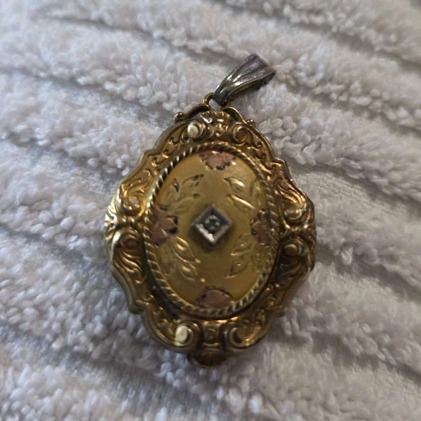 Gold Tone Oval Photo Locket Pendant, Metal No Stone Photo Holder