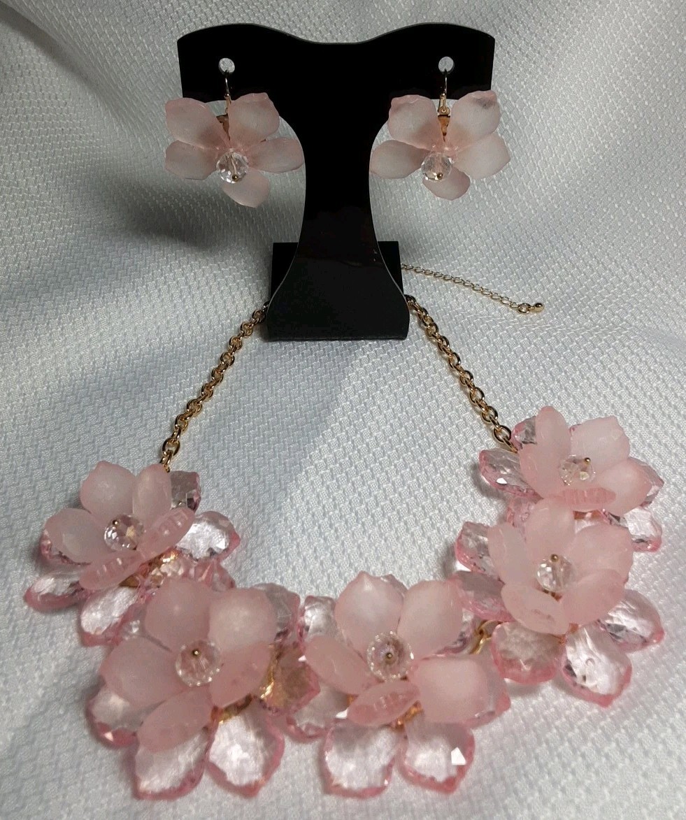 Necklace Earring Gold Tone Matching Set Pink Large 3D Chunky 2″ Flowers Pierce