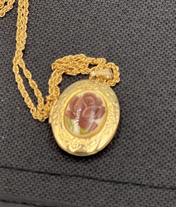 Gorgeous Flower Locket Pendant Necklace Gold Toned Decorative 23”