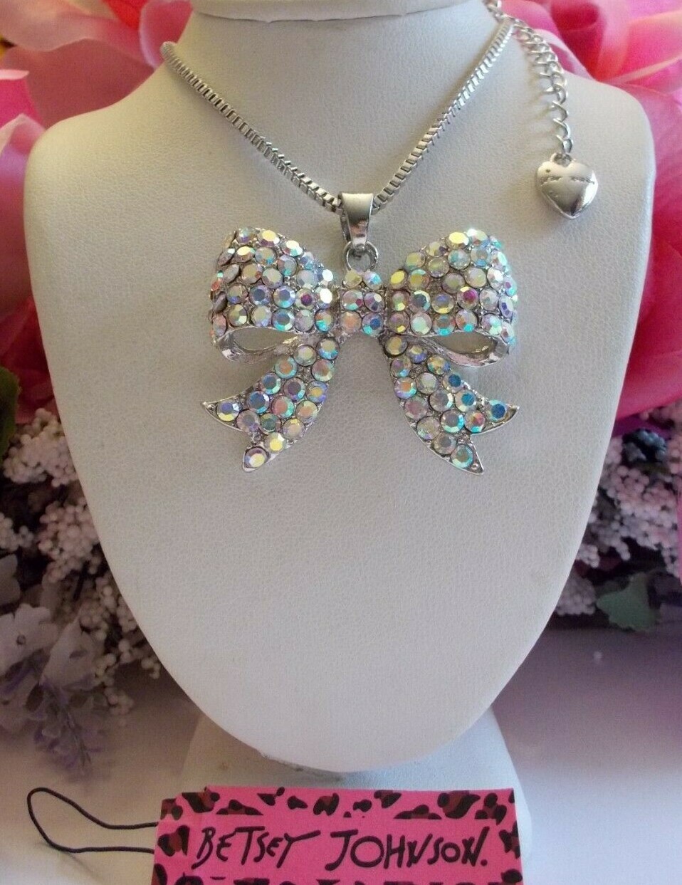 BETSEY JOHNSON BEAUTIFUL CLEAR CRYSTAL BOW TIE SILVER TONE PENDANT NECKLACE