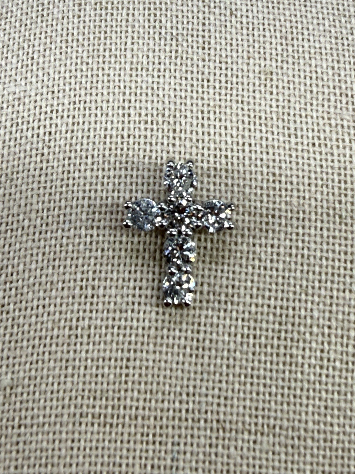 14karat White Good Diamond (.90 Carat) Pendant With Six Round Brilliant Cut Dia