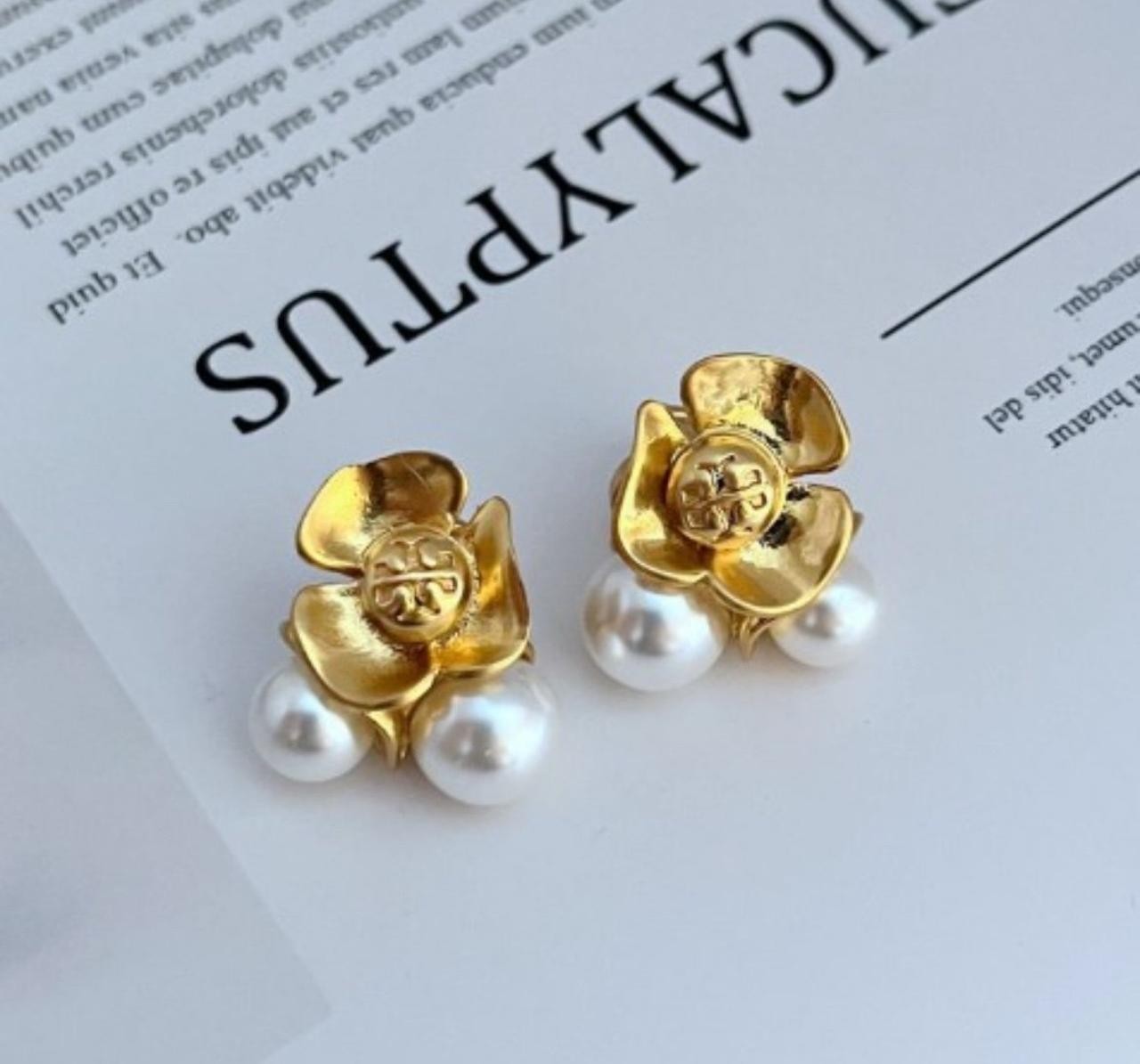 New Tory Pearl & Flower Gold Earrings with Jewelry Pouch Size:2.2*0.8cm