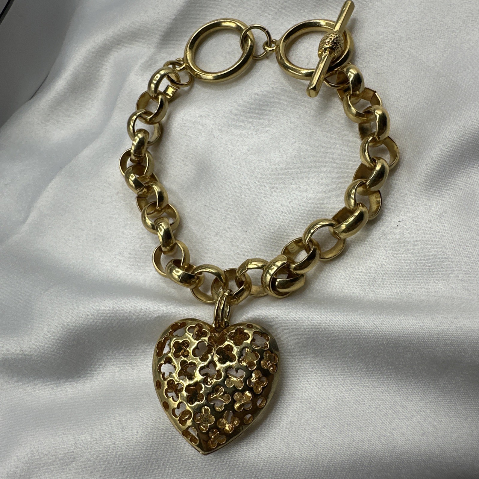 Heart Enamel Rhinestone Sole Charm Round Gold Toned Bracelet. See pics.