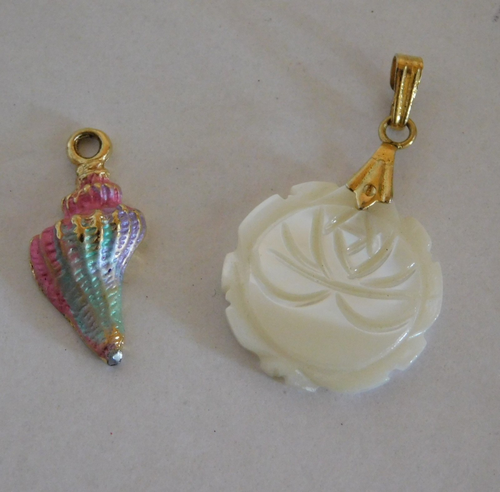 2 Pendants / Charms – Sea Shell & Acrylic or Shell White Flower (#N535)