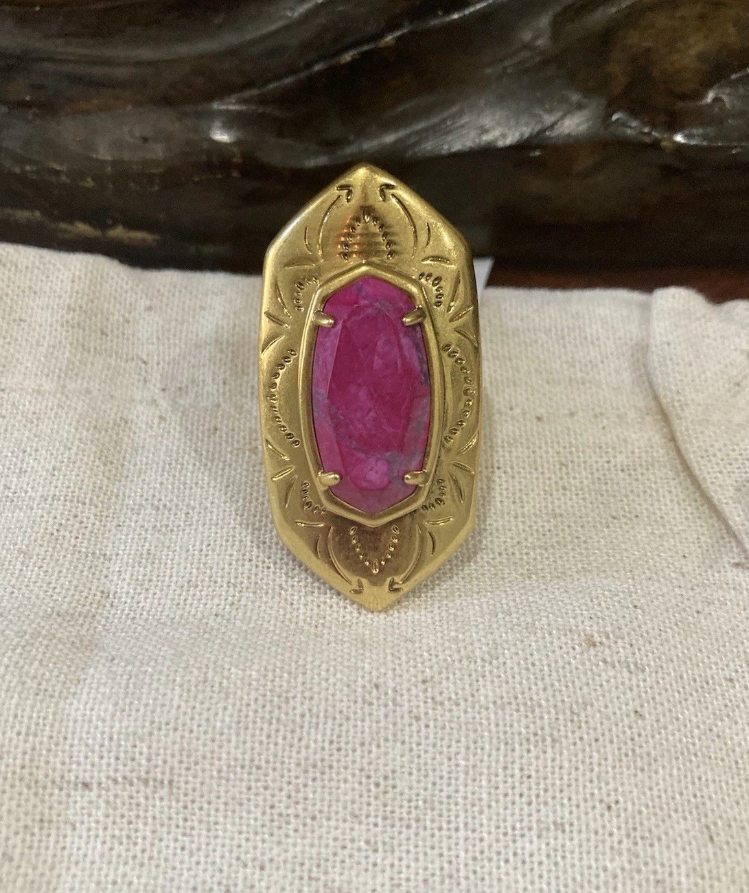 Kendra Scott Keziah Raspberry Variegated Magnesite Vintage Gold Cocktail Ring