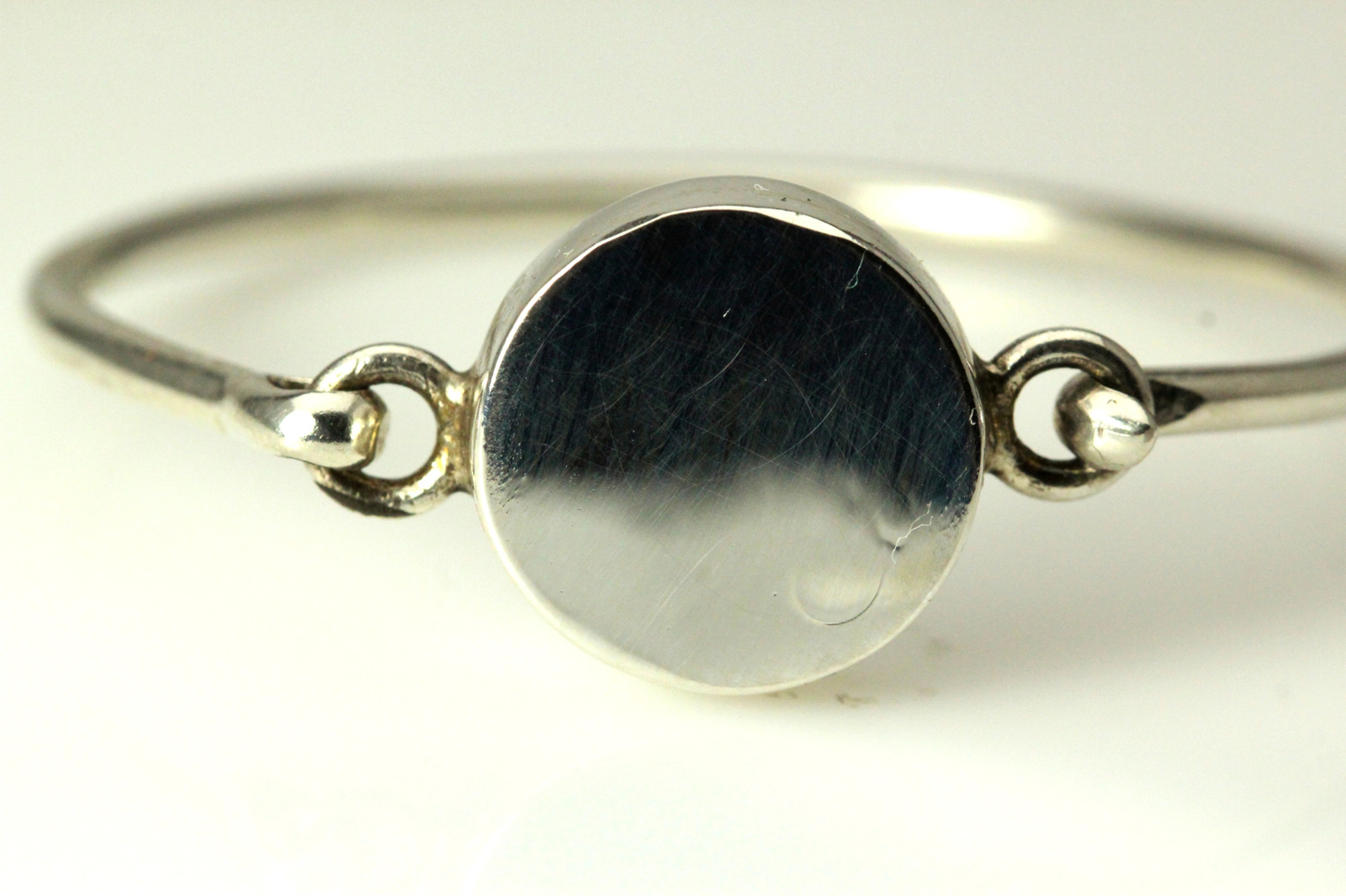 Engravable sterling silver bangle, faint engraving visible 13.6 grams (BR3724)