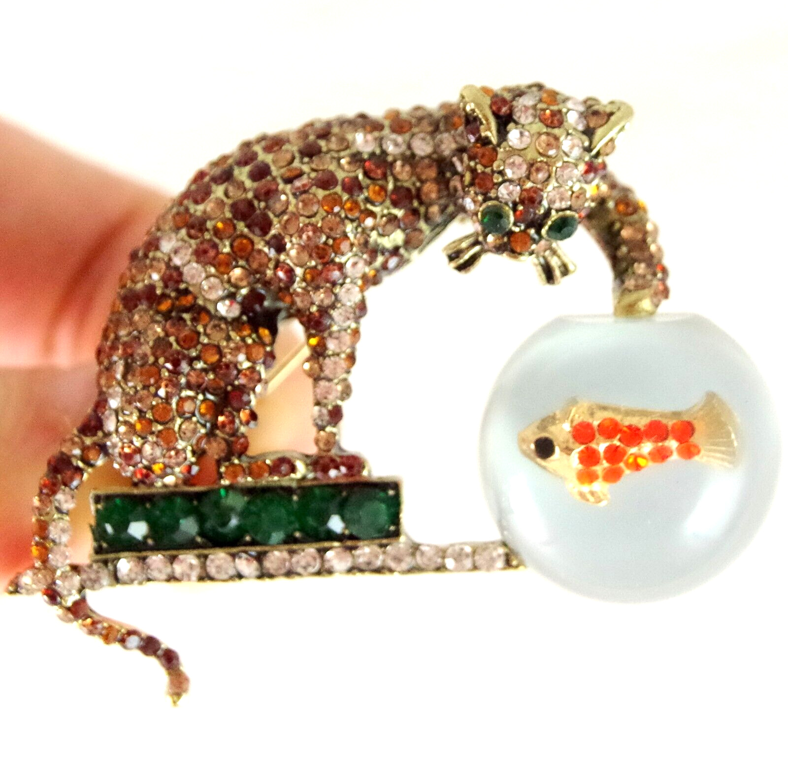 UNSIGNED DESIGNER STYLE CAT w/ PAW IN GOLD FISH BOWL CRYSTAL RHINESTONE BROOCH