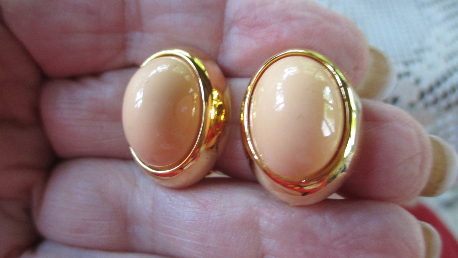 JOAN RIVERS CREAMY BEIGE CLIP ON EARRINGS
