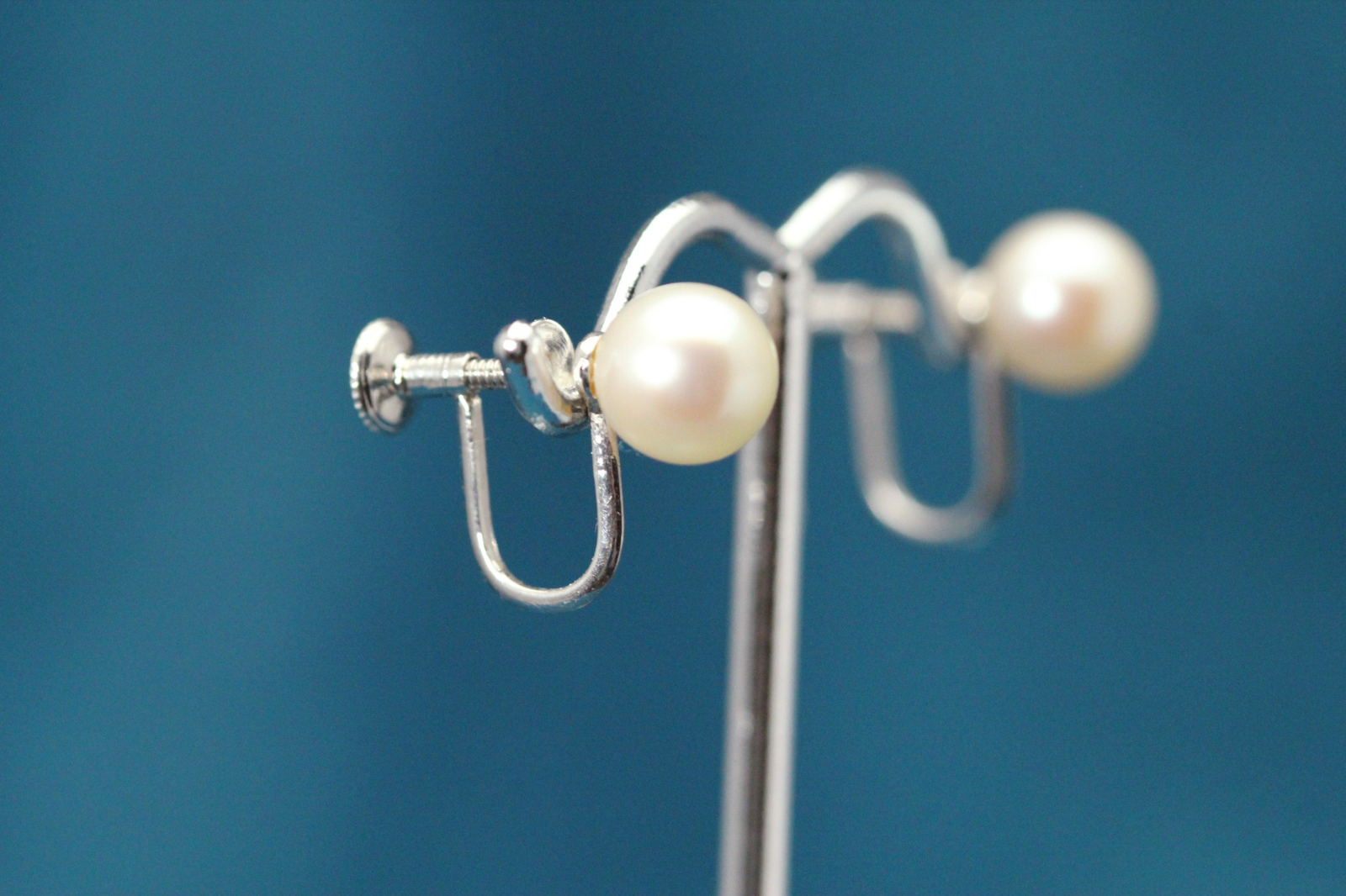 14k White Gold Vintage 7.5 mm Pearl Screw Back Earrings 2.4 Grams (EAR5438)