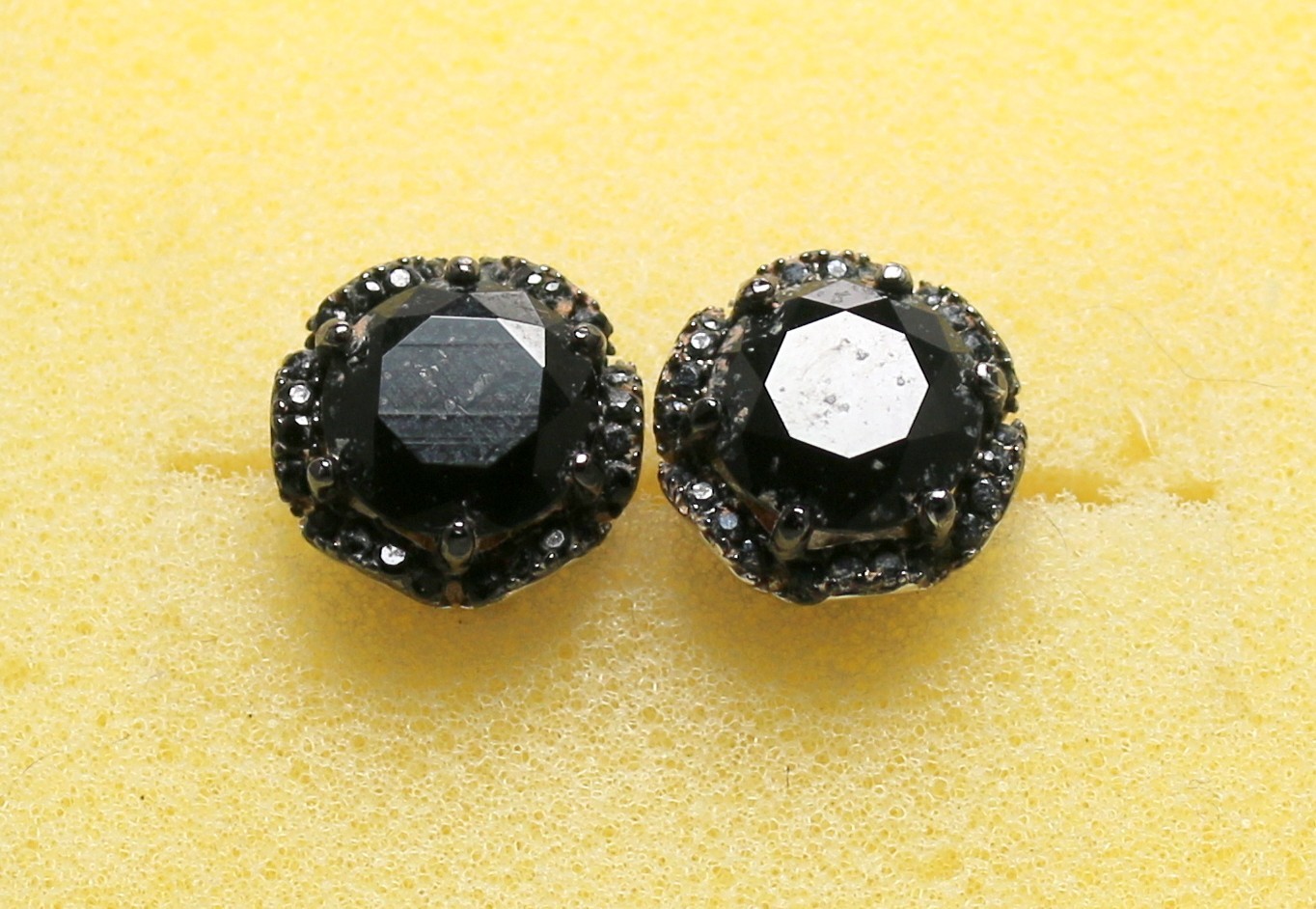 BLACK SPINEL-7MM ROUND & 1MM ROUND SCALLOPS-BUTTON STUD EARRINGS-RHOD/STER SIL