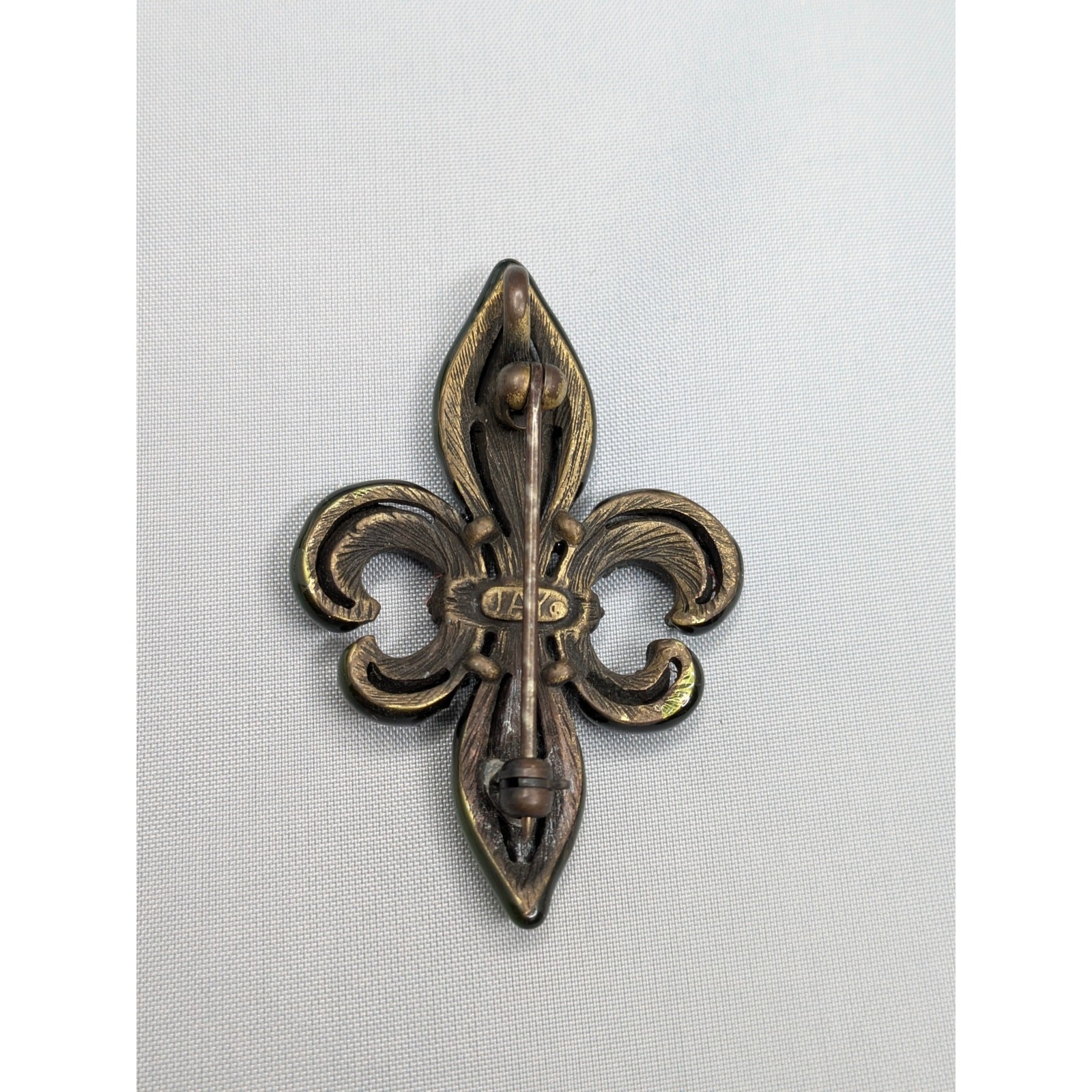JAY STRONGWATER FLEUR-DE-LIS SWAROVSKI CRYSTAL RAINBOW PIN BROOCH