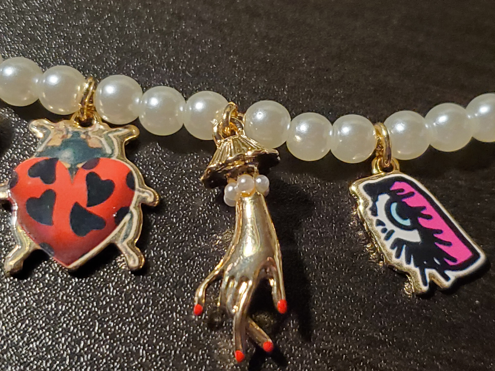 Chic Betsey Johnson Faux Pearl Necklace w/ 7 Charms – Nature and Beauty Theme