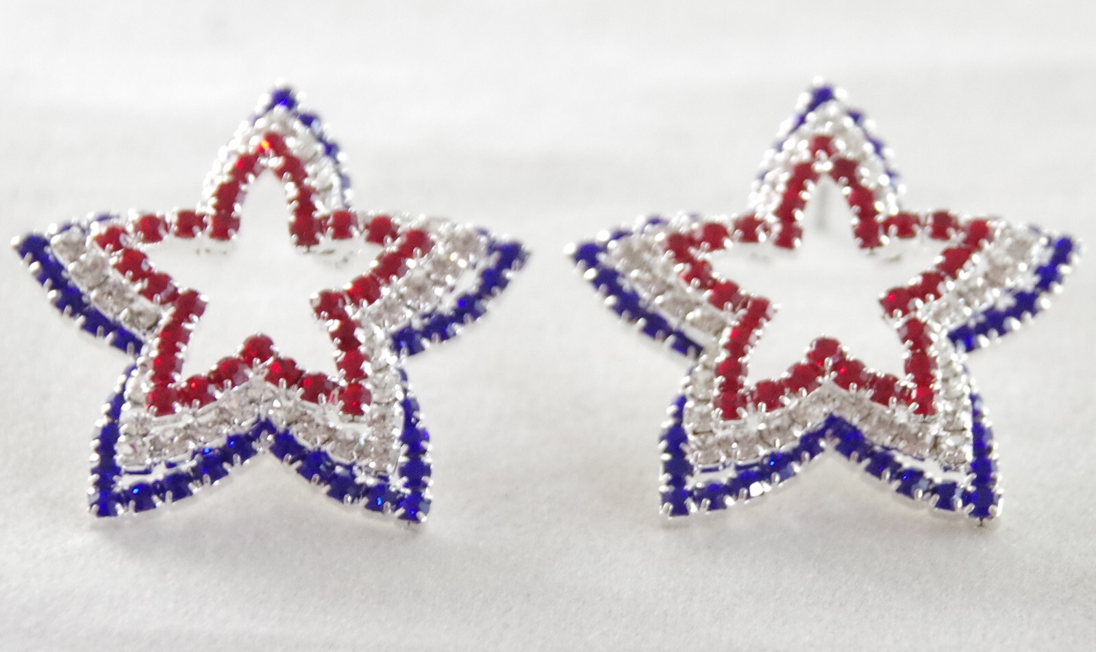 Prong-Set Rhinestones! 1.25″ NEW BETSEY JOHNSON PATRIOTIC TIERED STAR EARRINGS