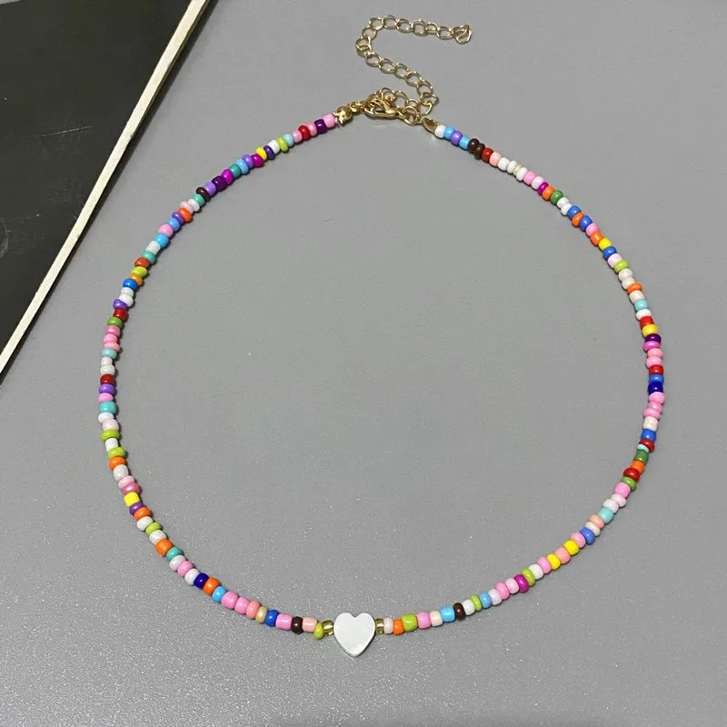 Collar Choker de Concha con Corazón – Cuentas de Vidrio Coloridas, Regalo de