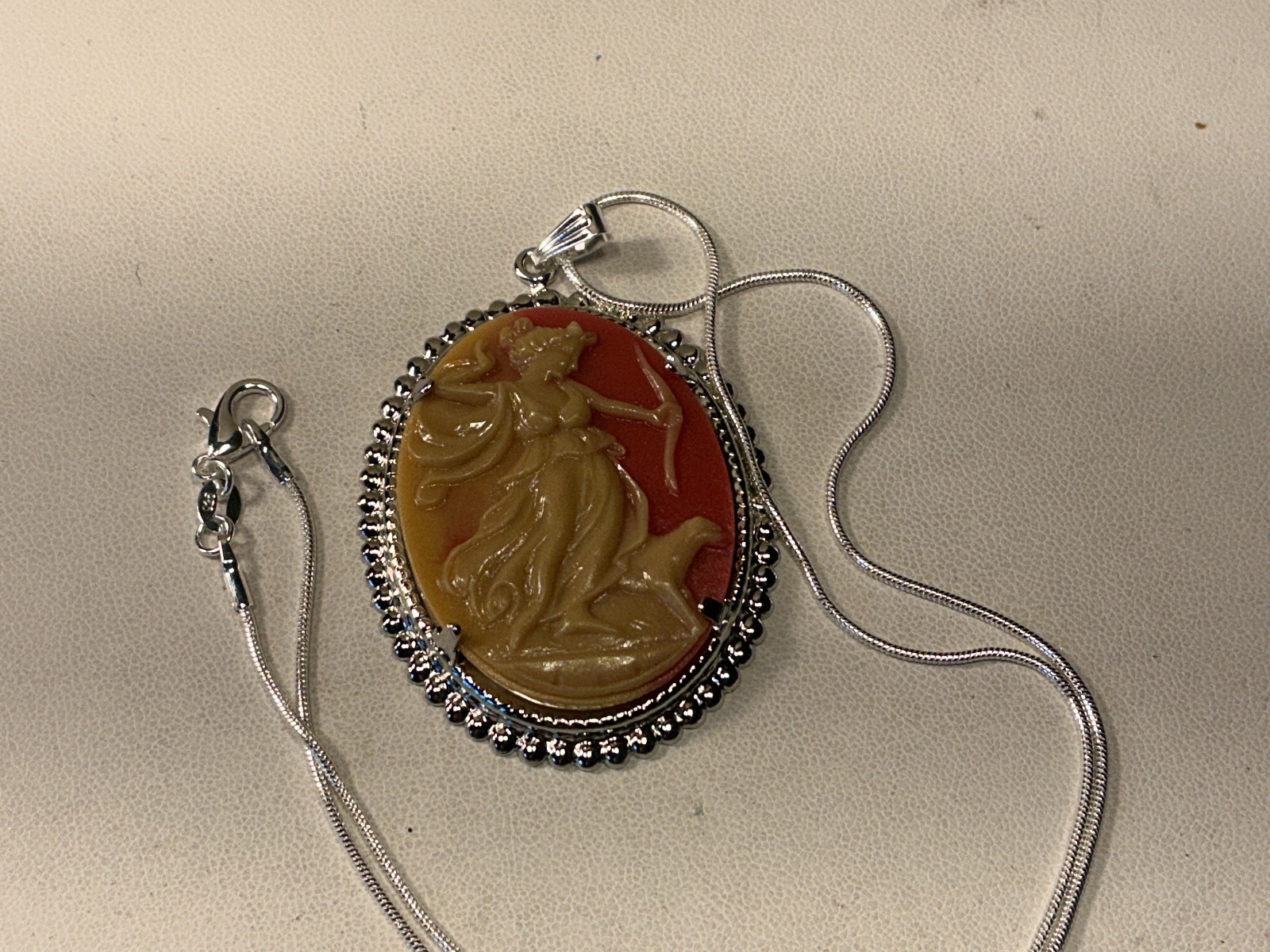 Fashion Necklace Cameo Brown/Cream Lady W/Bow Resin Silver Tone Pendant C25