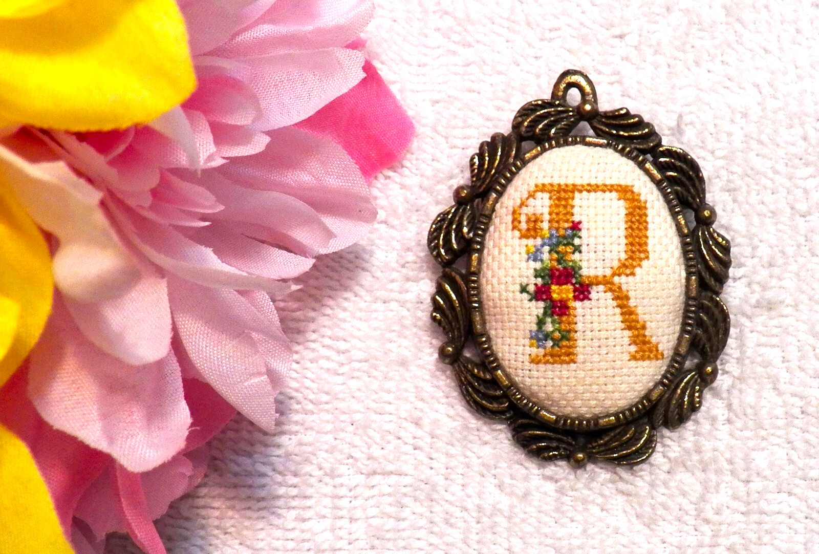 CLASSIC PIN BROOCH CAMEO LETTER R CLOTH RACHEL ROSE THE CREATIVE CIRCLE CH10