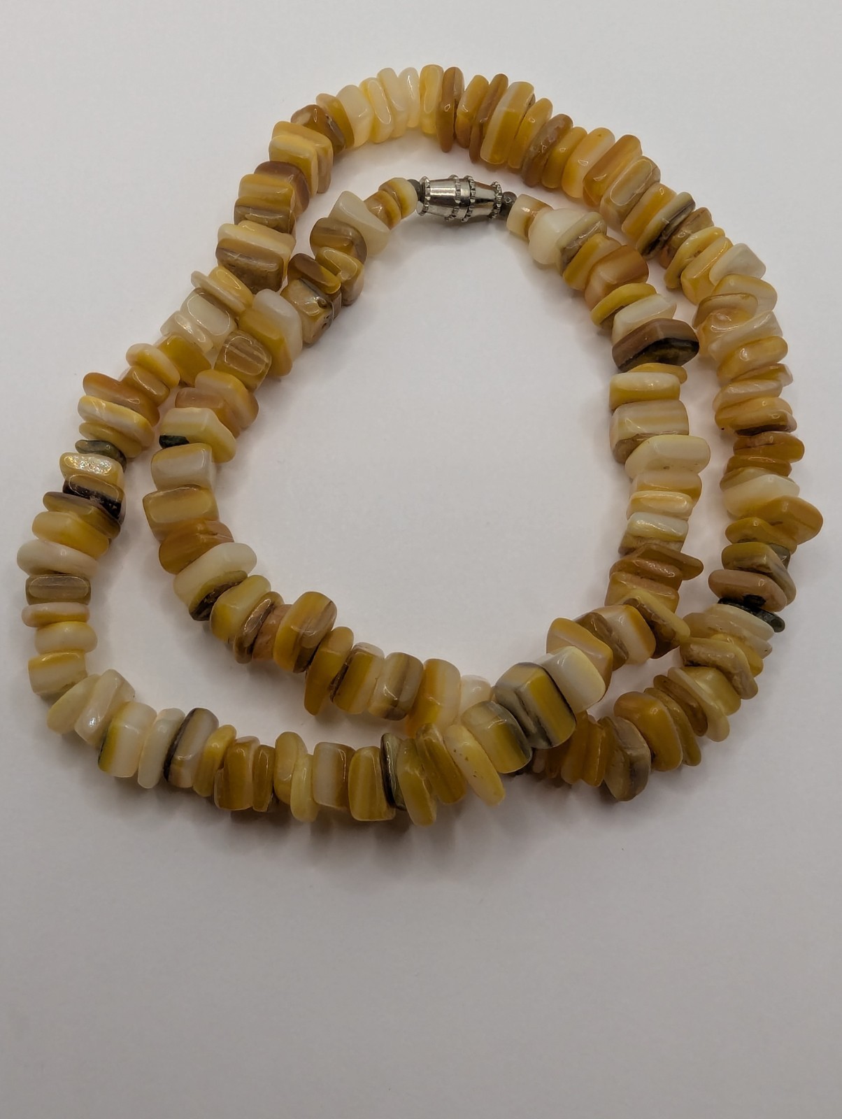 Vintage Onyx Stone Chip Bead Beaded Necklace. 17″ Long. 44 Grams. Barrel Clasp.
