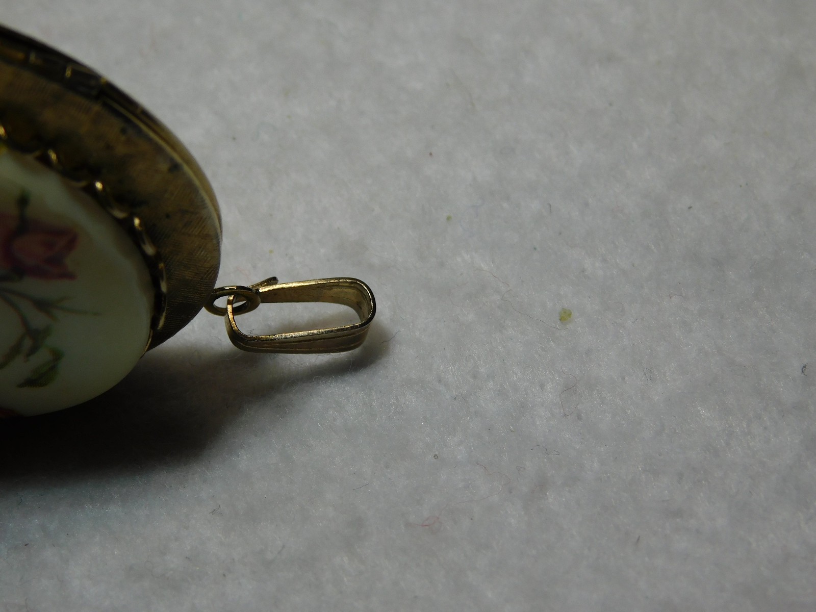 Vintage 1.5″ Rose Pattern Cameo Locket in Very Good Condition