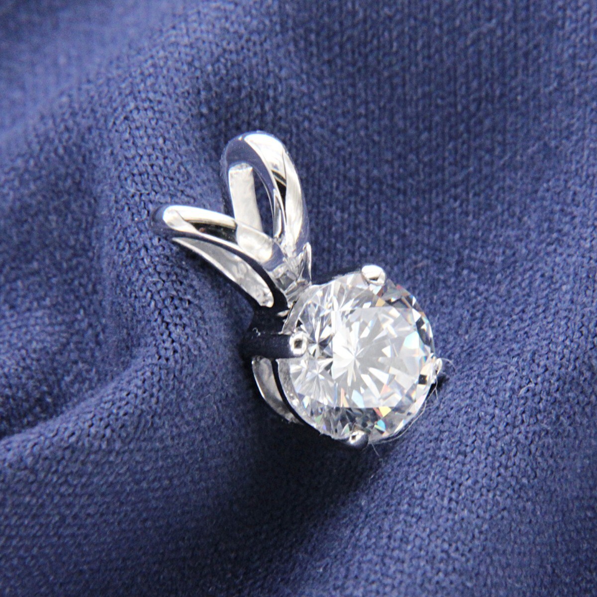 Gorgeous Solitaire Pendant Round Cut Simulated Diamond In 14k White Gold Plated