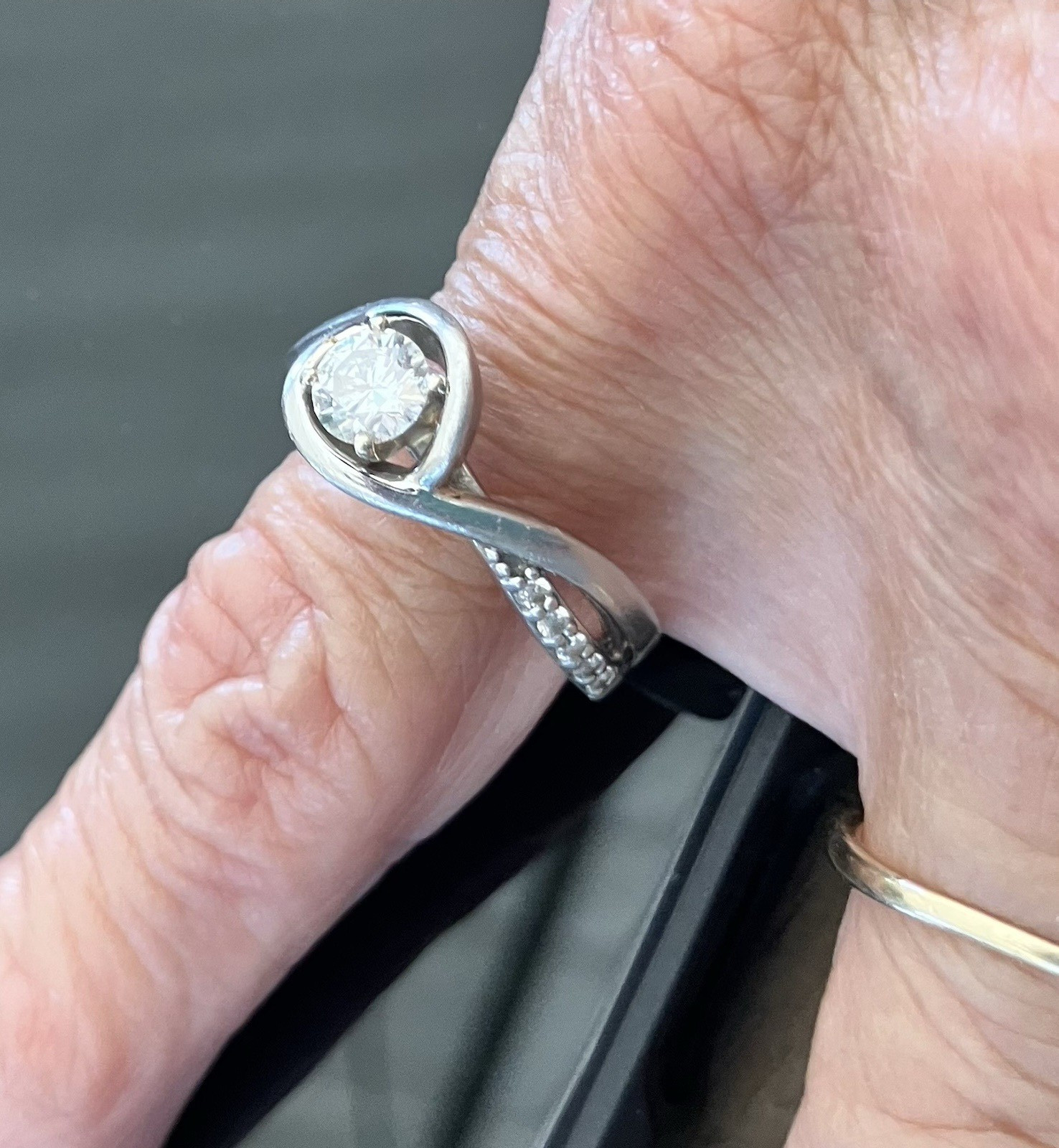 Silver Bezel-Set Round Clear Stone Bypass Swirl Band Ring Size 7.5