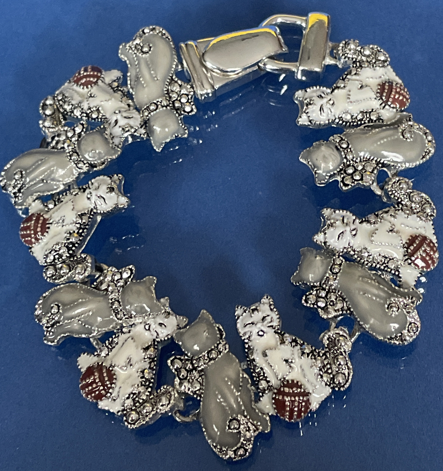 SilverTone Gray & White Enamel Cat Kitten Charms Magnet Clasp 7.5″ Bracelet U26w