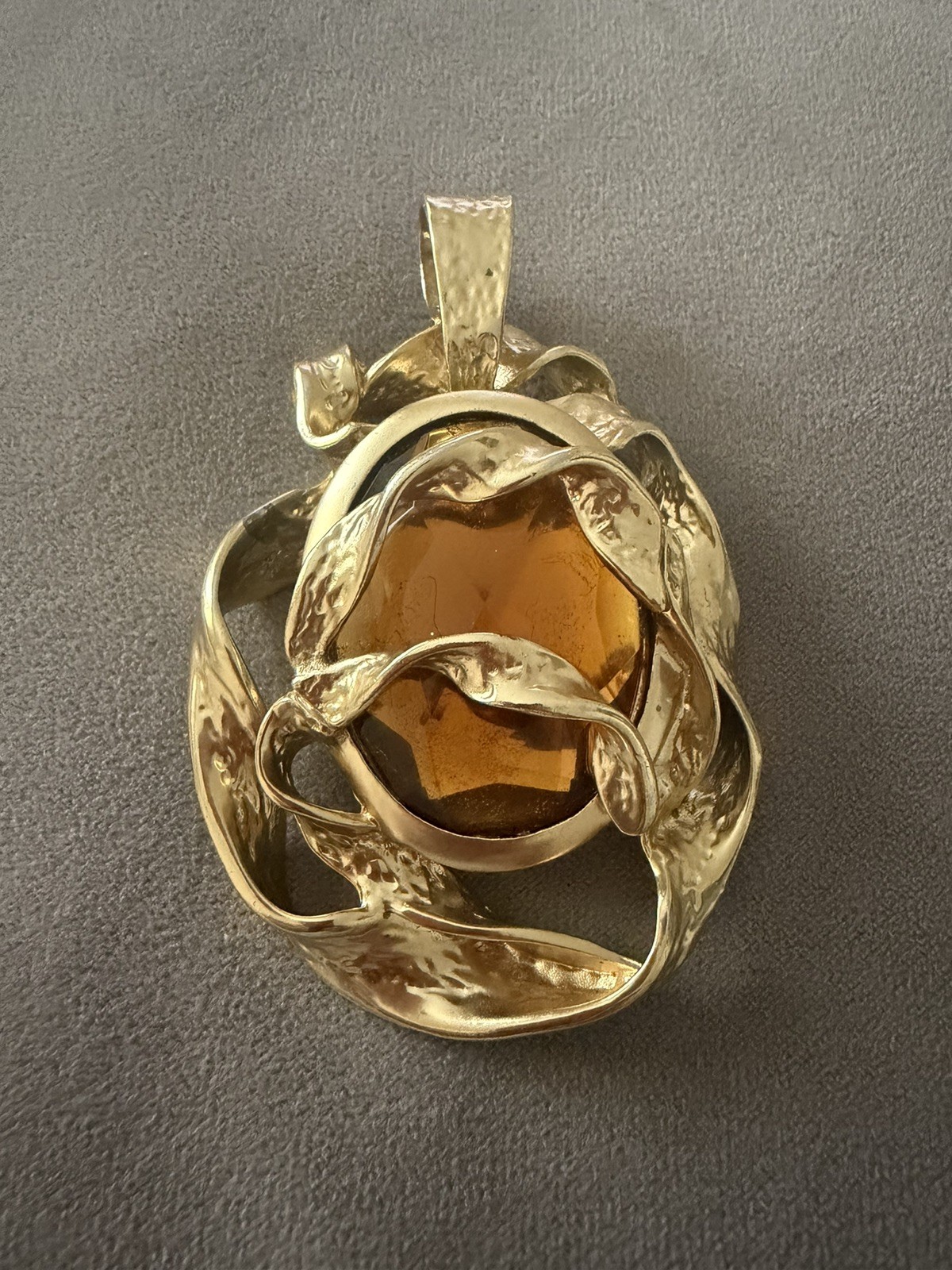Vintage Dolce Vita Paris 1980s Cognac Amber Glass Crumpled Gold Pendant Choker