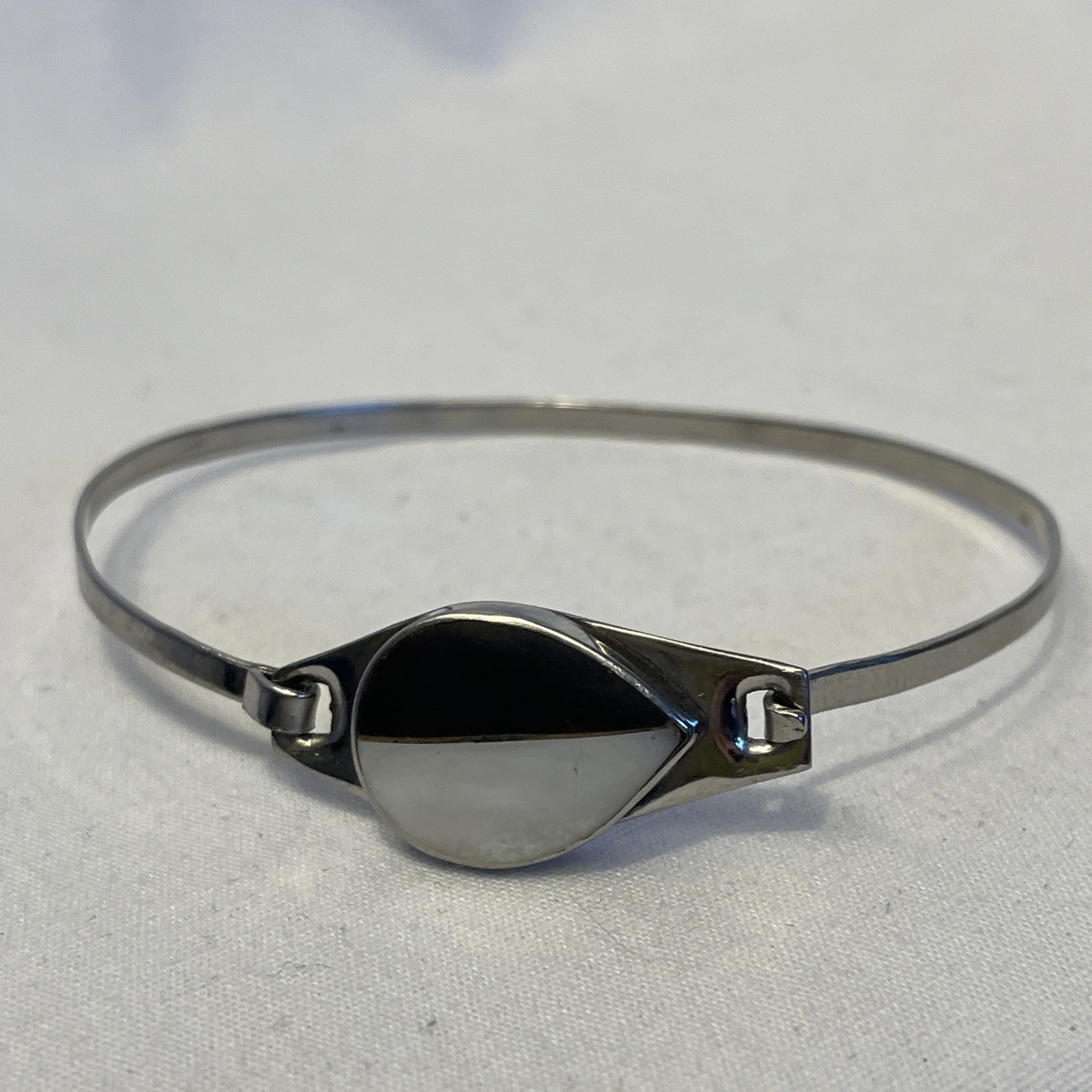 Black and White Teardrop Bracelet 6.5 inches Ying Yang Thin Silver Tone Band