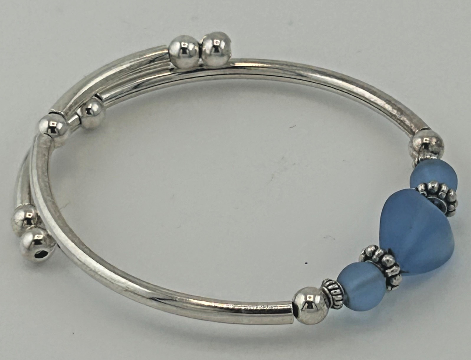 Adjustable bracelet Sea glass style plastic beads silver-tone spacers and band