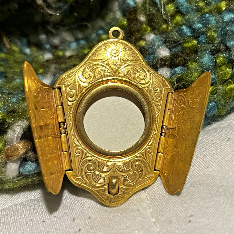 Vintage gold tone embossed book style locket pendant retractable