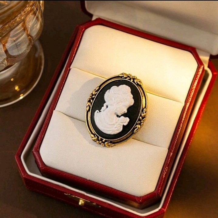 Gold Plated Zinc Brooch With Black And White Cameo