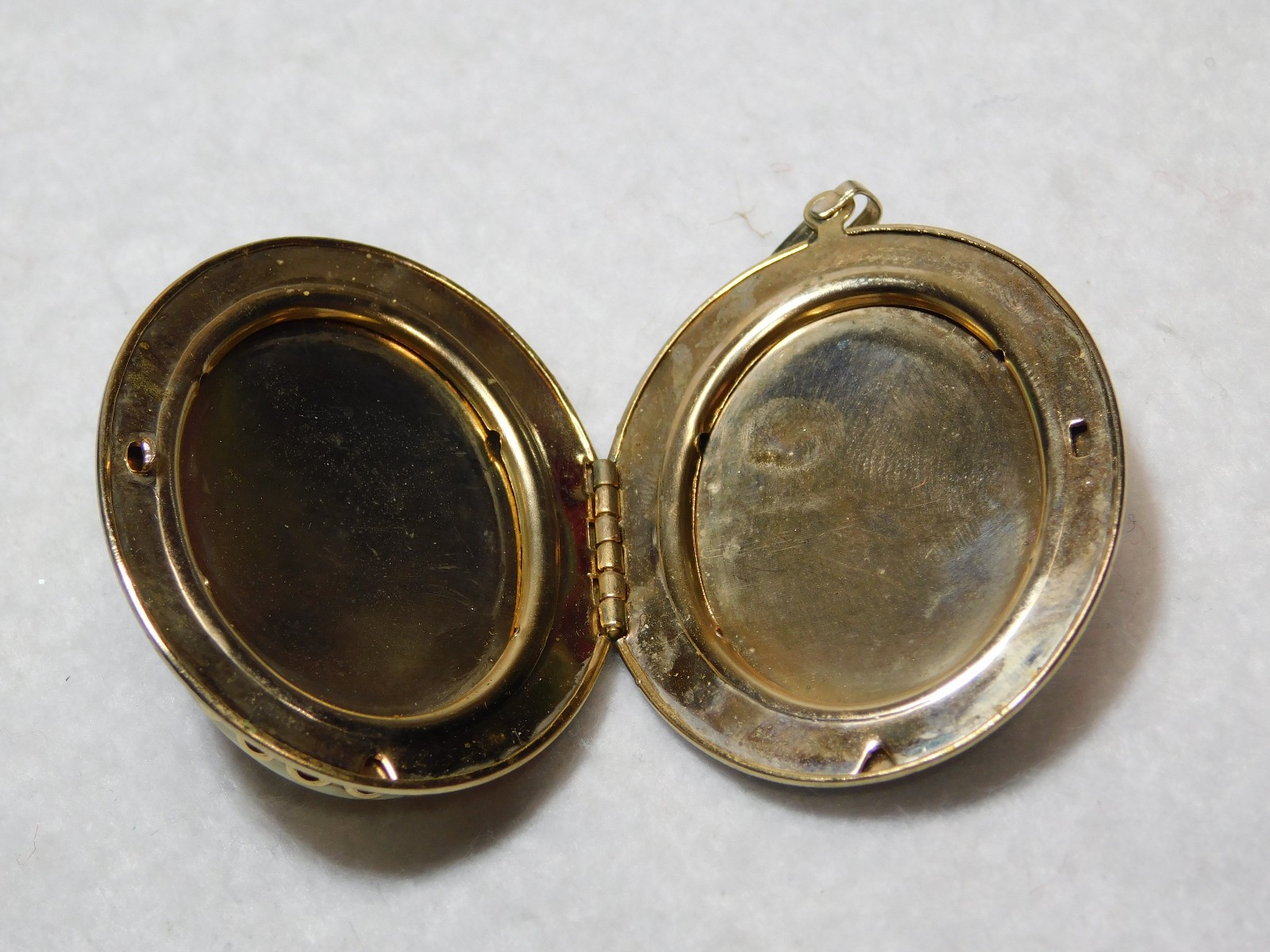 Vintage 1.5″ Rose Pattern Cameo Locket in Very Good Condition