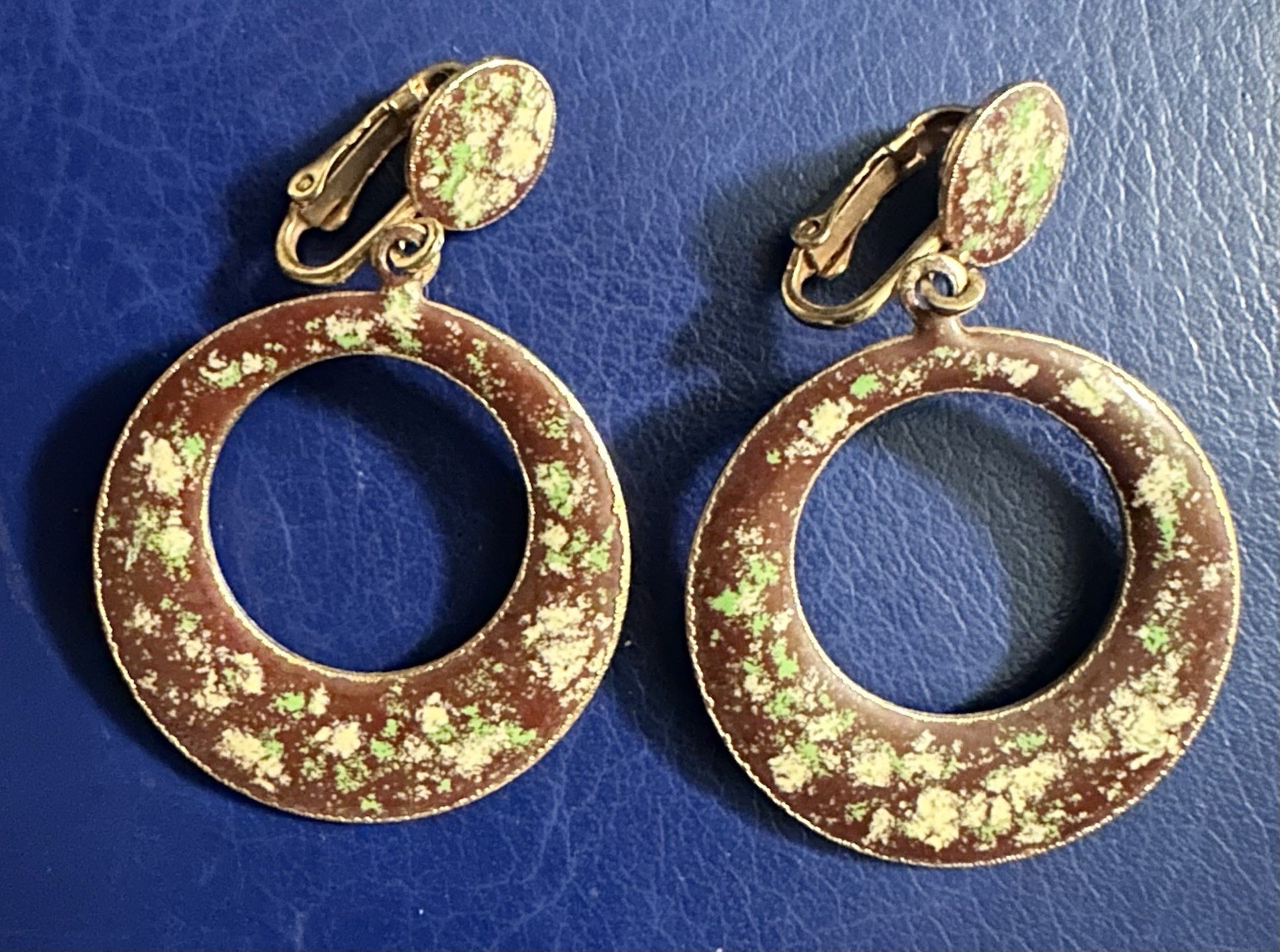 Vintage Brown/Green/ivory Speckled ENAMEL 1960s clip-on Dangle HOOP Earrings