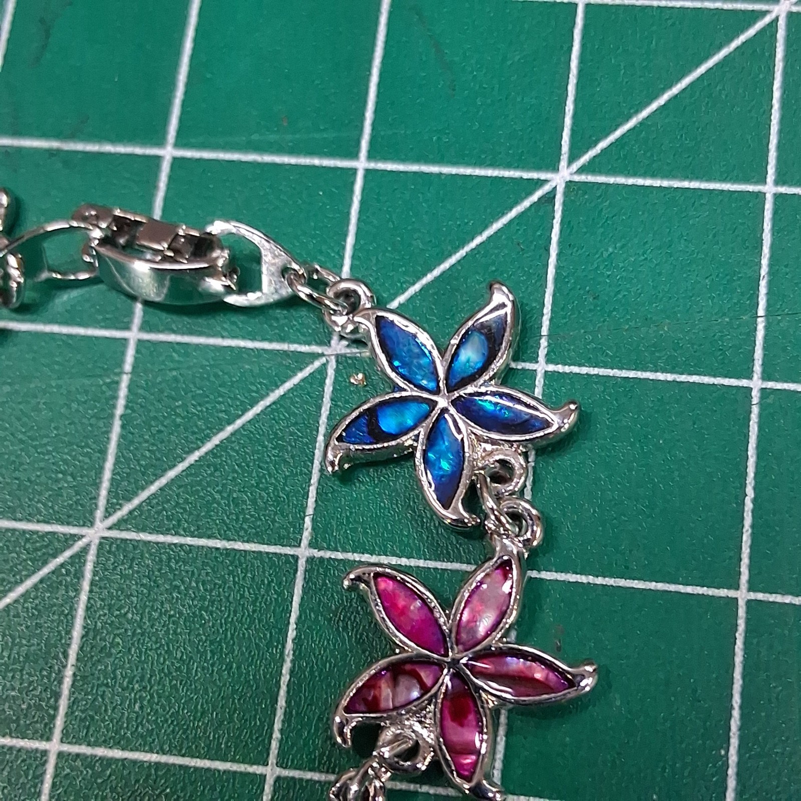 Shimmering Multicolor Linked Starfish Design Fold Over Clasp Chain Bracelet