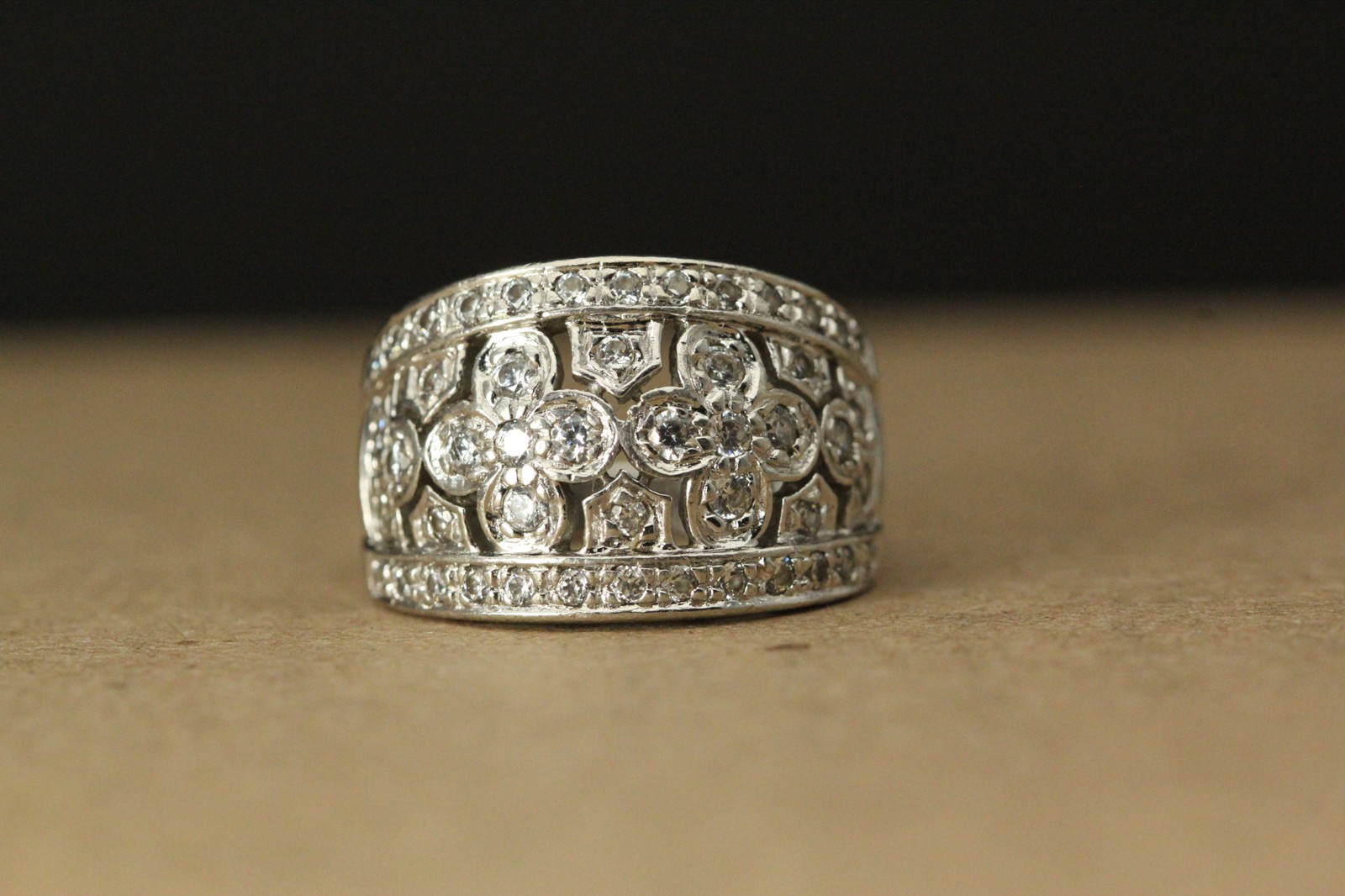 925 Sterling Silver Size 8.25 Ring White Stones in Flower Cutouts 6.8g (RIN9465)