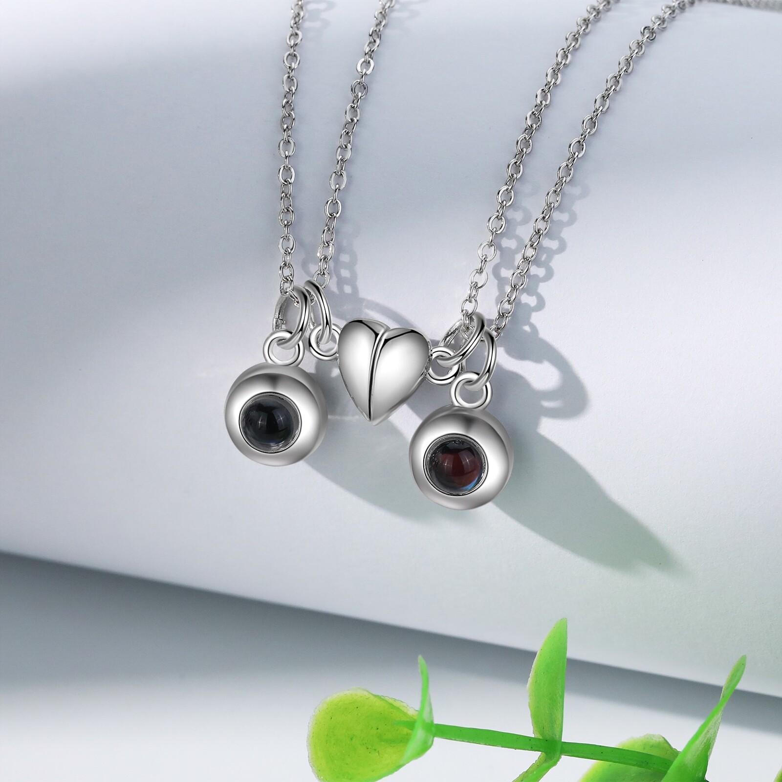 Personalized Couple Projection Necklace – A Meaningful Gift for Your Loved One