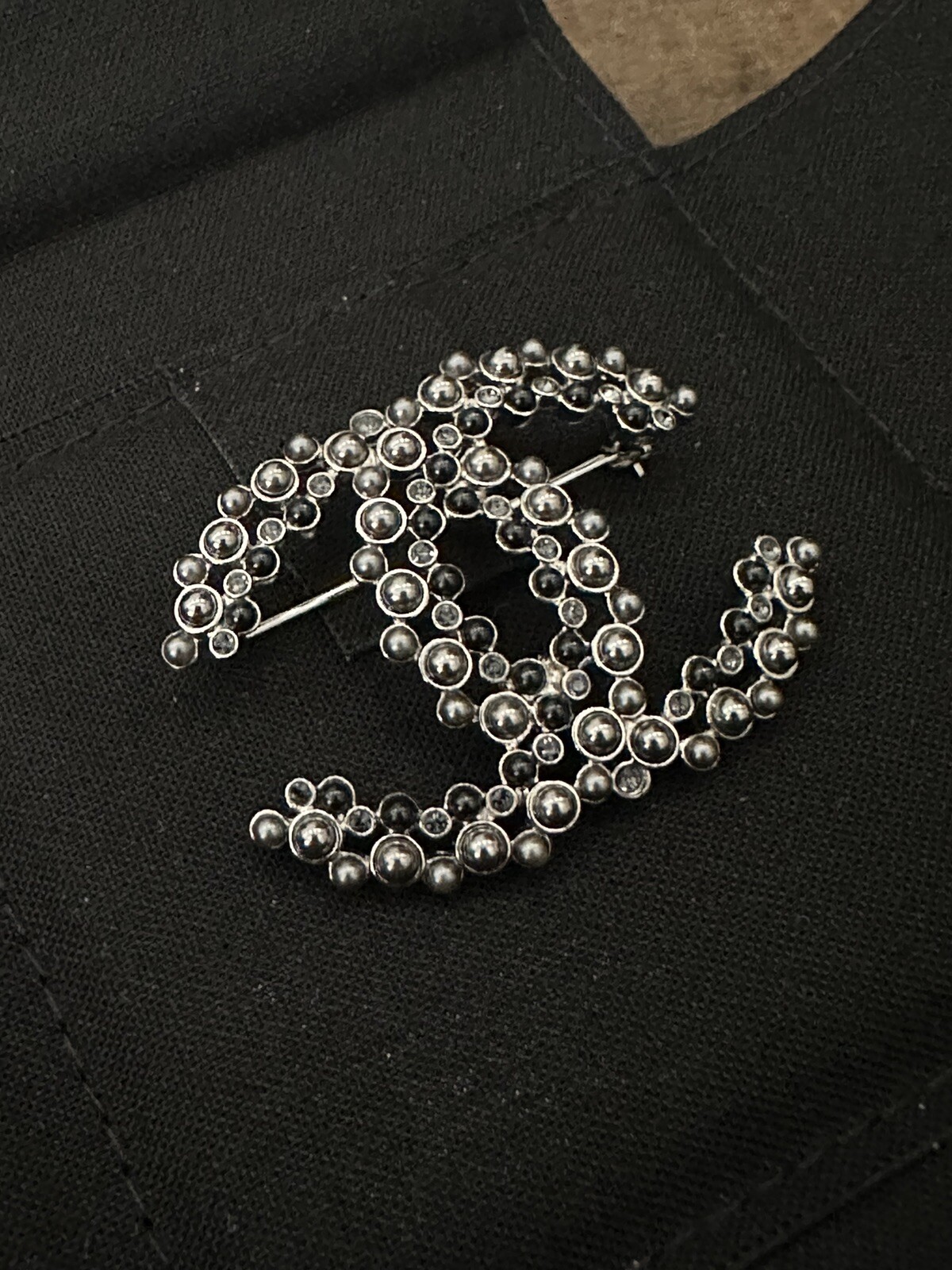 CHANEL FALL-WINTER 2019 19B Metal, Glass Pearls & Strass Brooch AB2205 Y47823