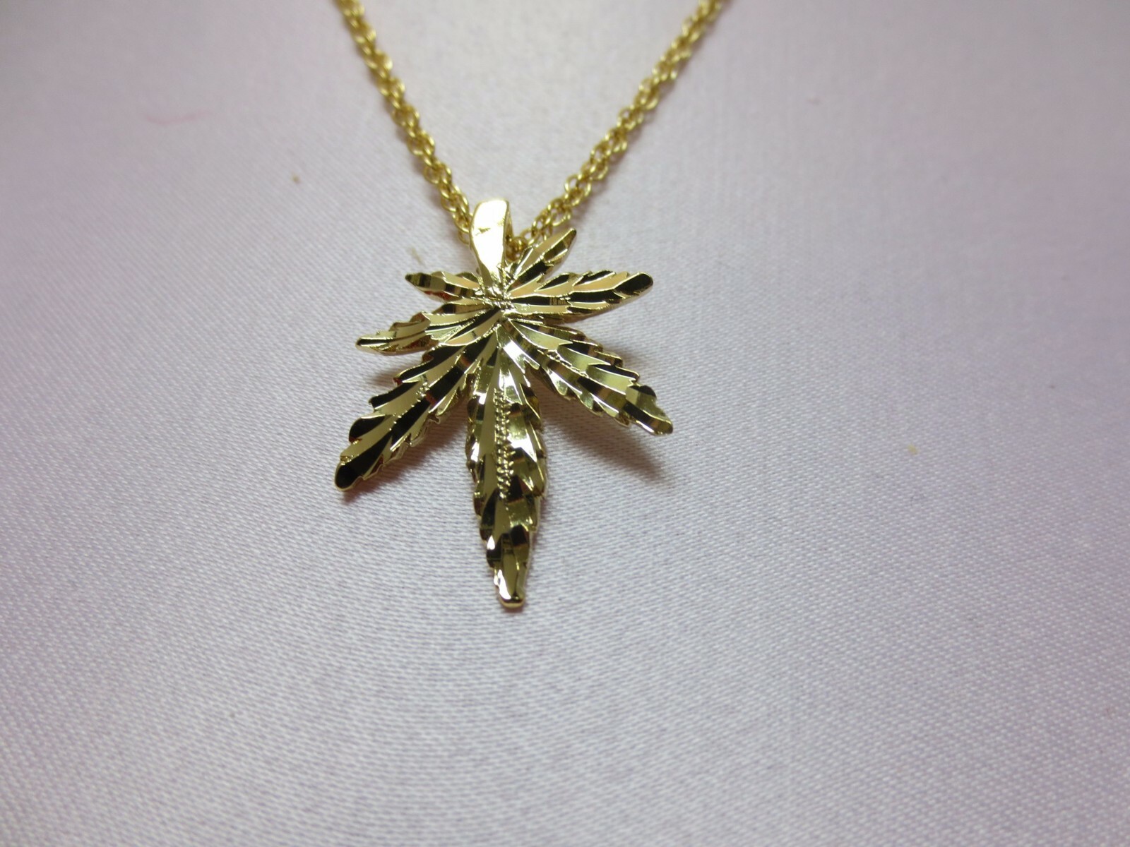 14 KT GOLD PLATED POT LEAF CHARM &18″ 14KT GOLD PLATED ROPE CHAIN SET- 116