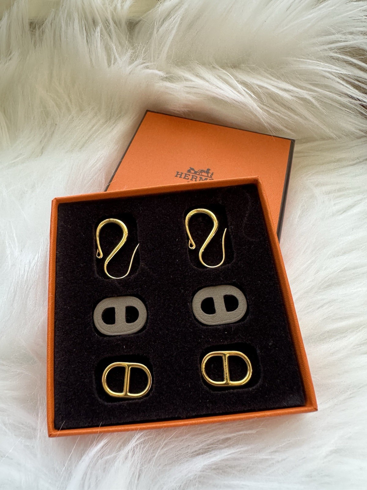 Hermes O’Maillon earrings in gold and E Toupe leather