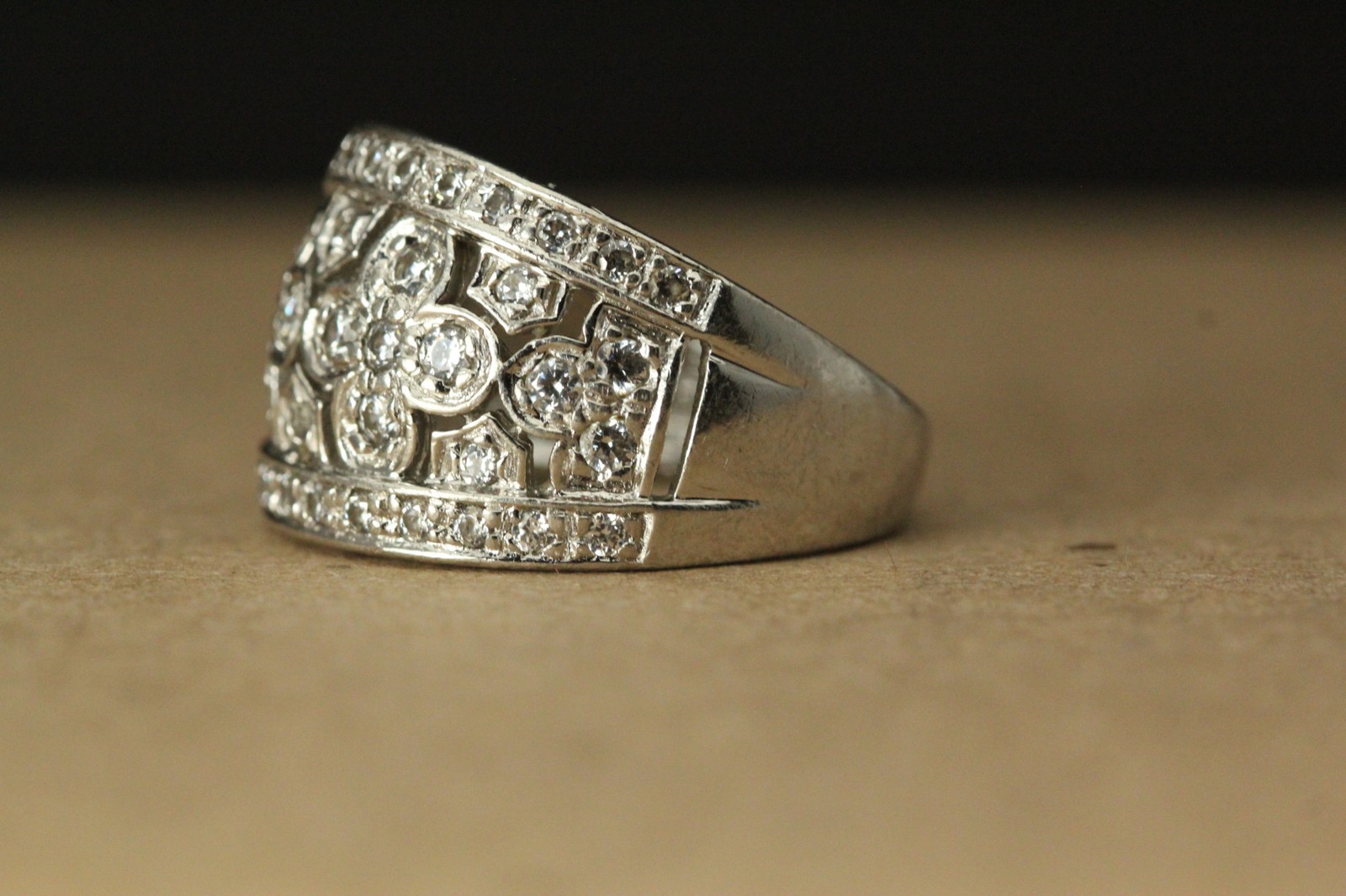 925 Sterling Silver Size 8.25 Ring White Stones in Flower Cutouts 6.8g (RIN9465)