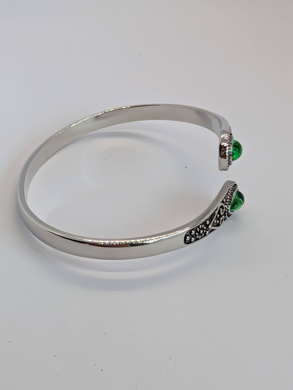 adjustable silver tone bracelet with green crystals (UK SELLER)