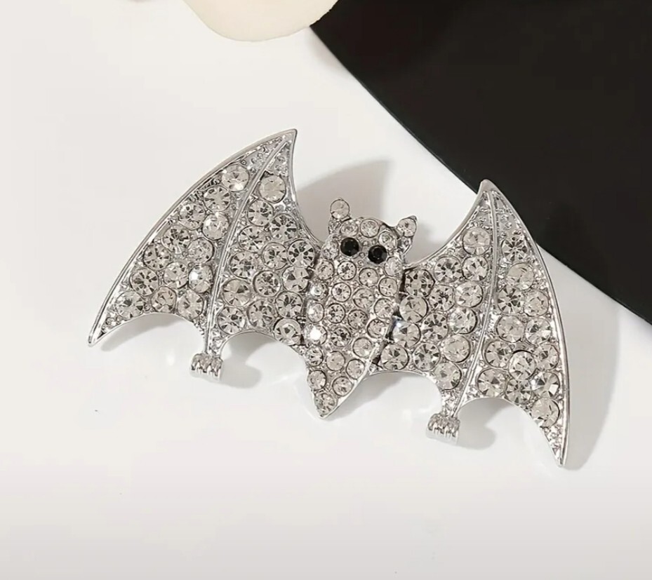 CLEAR RHINESTONE SILVER BAT PIN BROOCH~HALLOWEEN COSTUME ACCESSORY~ WICKED WITCH