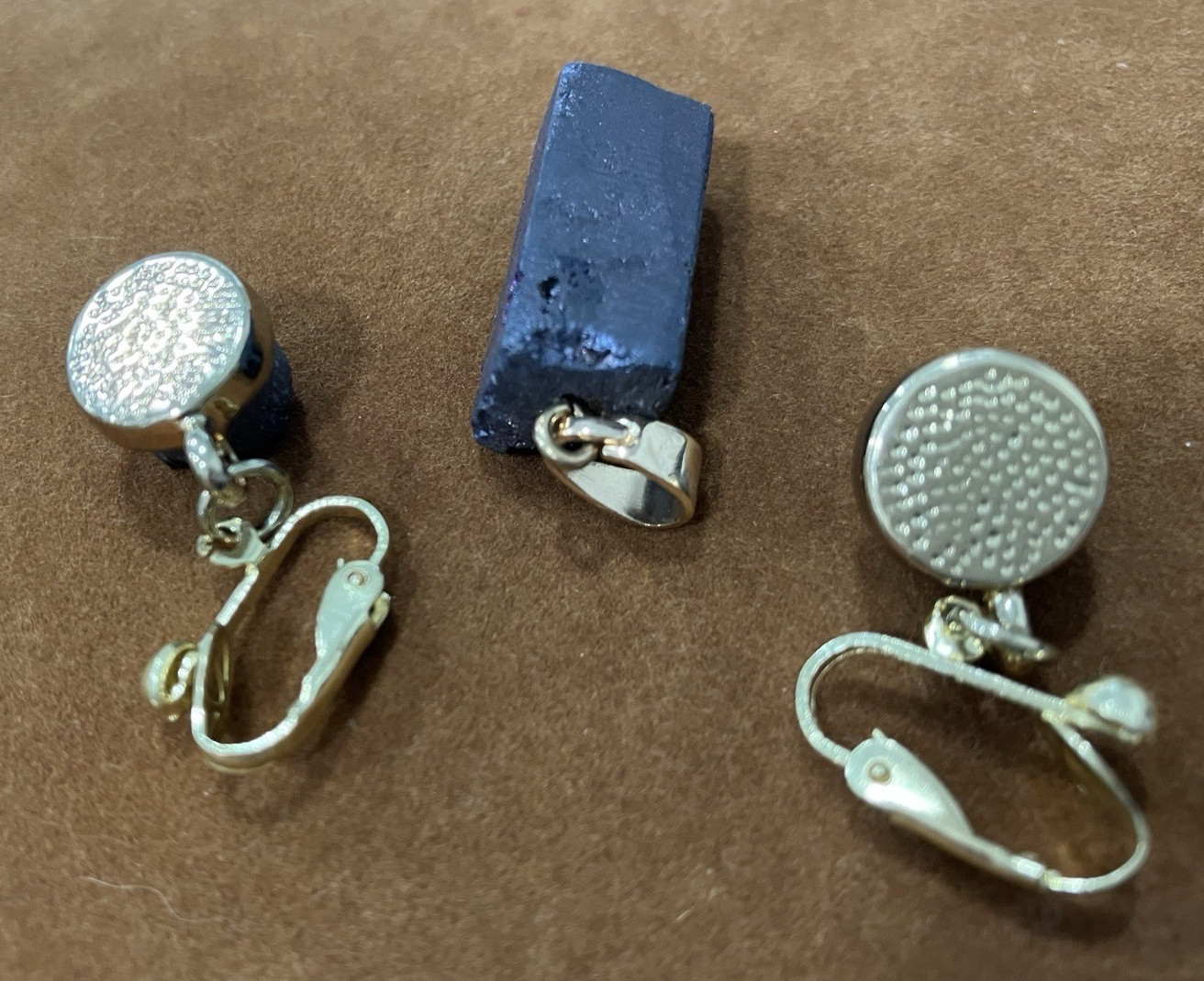 Unique! DRUSY DICHROIC QUARTZ blue/purple PENDANT & EARRINGS set in gold-tone