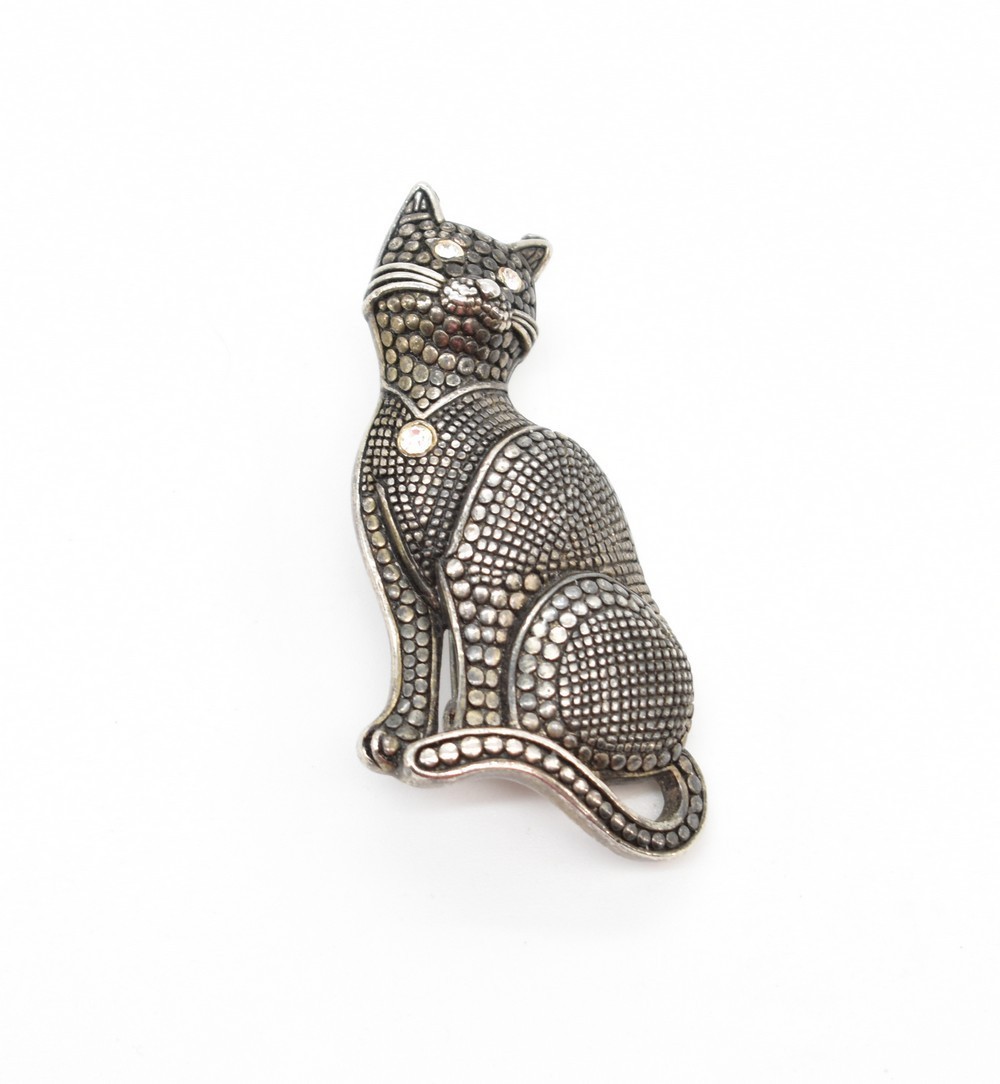2 1/8″ Antiqued Silver-T Dotted Texture Sitting Cat Brooch Pin Rhinestone Kitty